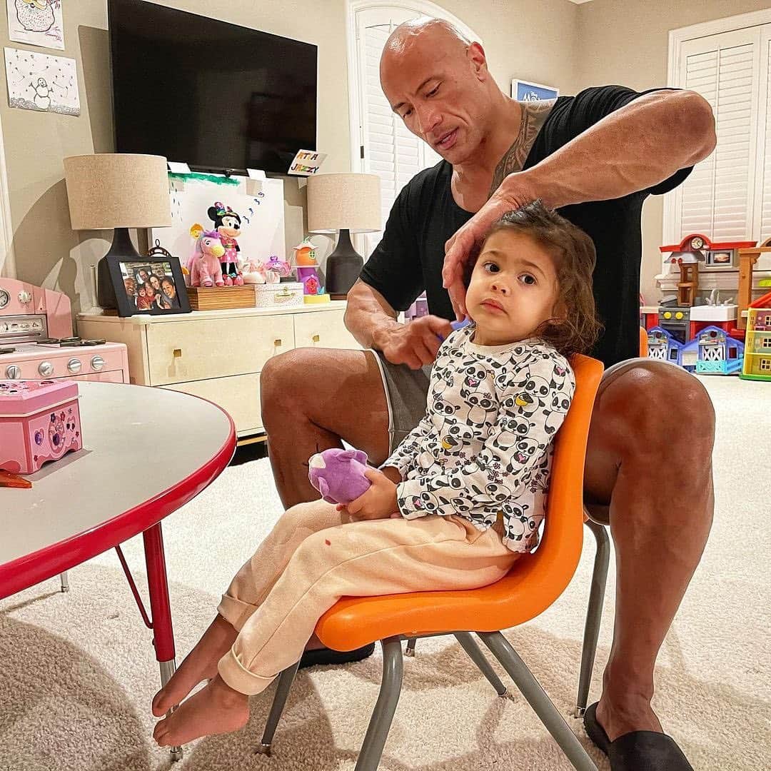 People Magazineさんのインスタグラム写真 - (People MagazineInstagram)「Dwayne Johnson is showing off his "exceptional hair skills" as he brushes his daughter Tiana's tangles. 💕 "I may be bald but I know a thing or two about hair. Mainly because I wish I had it 😂," Johnson wrote. #Regram @therock」1月25日 4時47分 - people