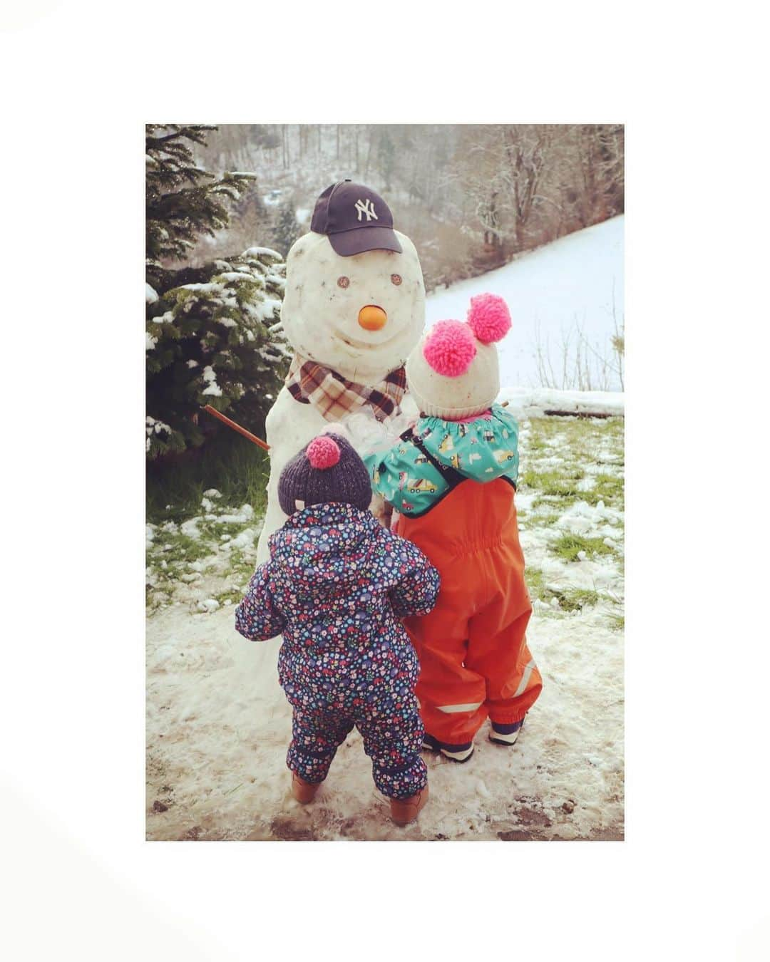 ダイアナ湯川のインスタグラム：「Snow snow snow ❄️  . . . . #snow #daughters #sisters #mygirls #snowman #fun #play #childhood #motherhood #memories #dachshund #sausagedog #nature #magical」