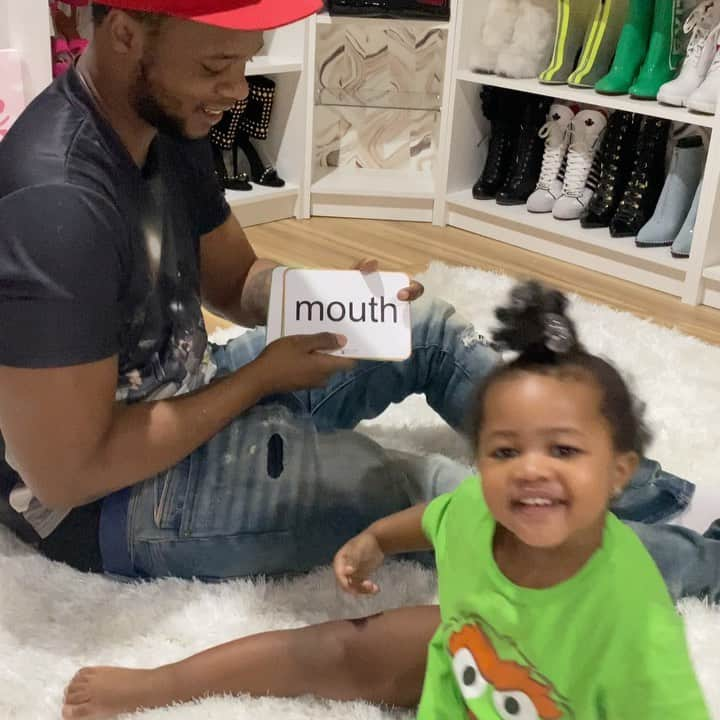 レミー・マーのインスタグラム：「@ReminisceMacKenzie has been identifying words since she was 1 (she turned 2 last month) We try to make everything fun & We praise her when she gets it correct which makes her eager to learn more... make sure you subscribe to her YouTube page -Reminisce MacKenzie the Golden Chid  Link in bio Sidebar: @PapoosePapoose is obsessed; I was organizing my shoe closet and he came in there talkin bout look babe she gonna be ready for Alphabetical Slaughter soon 😳😂🤣 #RemyMa #TheGoldenChild #TeachTheBabies」