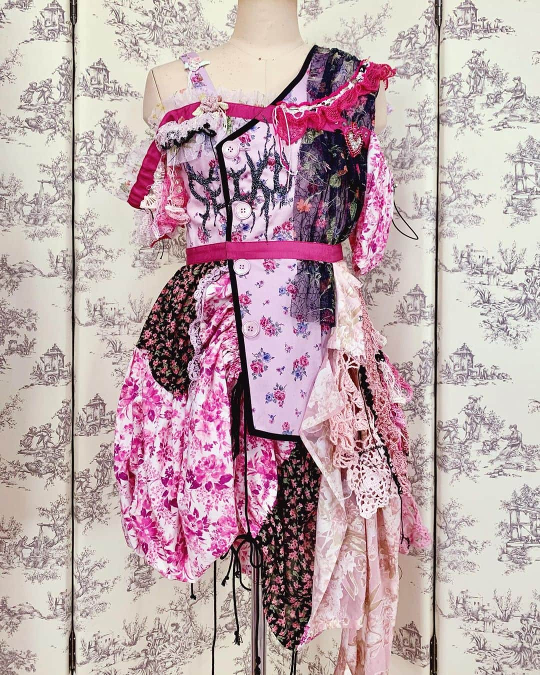 東佳苗さんのインスタグラム写真 - (東佳苗Instagram)「costume detail❤︎❤︎❤︎ pinkの魔術師靖子ちゃん💕なので 色んな種類のpinkの花柄組み合わせに𑁍᯽𖣔۞ 見頃と腰にジャケット風のディテール、 シャーリングで丈が変えられたり継ぎ接ぎパッチワーク風に組み合わせてます❀❁𖧷᪥𑁍 色んなところにニットパーツ、ビーズなど…❤︎ 戦火で可愛いを拾い集めてデコられていく女神のイメージ🔥💕🔫 #大森靖子 #zoc #縷縷夢兎　#rurumu」1月25日 4時54分 - usagi_kanae