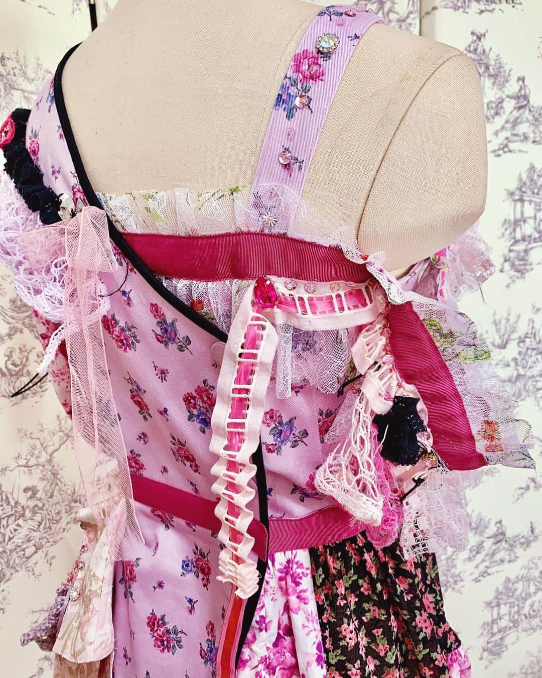 東佳苗さんのインスタグラム写真 - (東佳苗Instagram)「costume detail❤︎❤︎❤︎ pinkの魔術師靖子ちゃん💕なので 色んな種類のpinkの花柄組み合わせに𑁍᯽𖣔۞ 見頃と腰にジャケット風のディテール、 シャーリングで丈が変えられたり継ぎ接ぎパッチワーク風に組み合わせてます❀❁𖧷᪥𑁍 色んなところにニットパーツ、ビーズなど…❤︎ 戦火で可愛いを拾い集めてデコられていく女神のイメージ🔥💕🔫 #大森靖子 #zoc #縷縷夢兎　#rurumu」1月25日 4時54分 - usagi_kanae