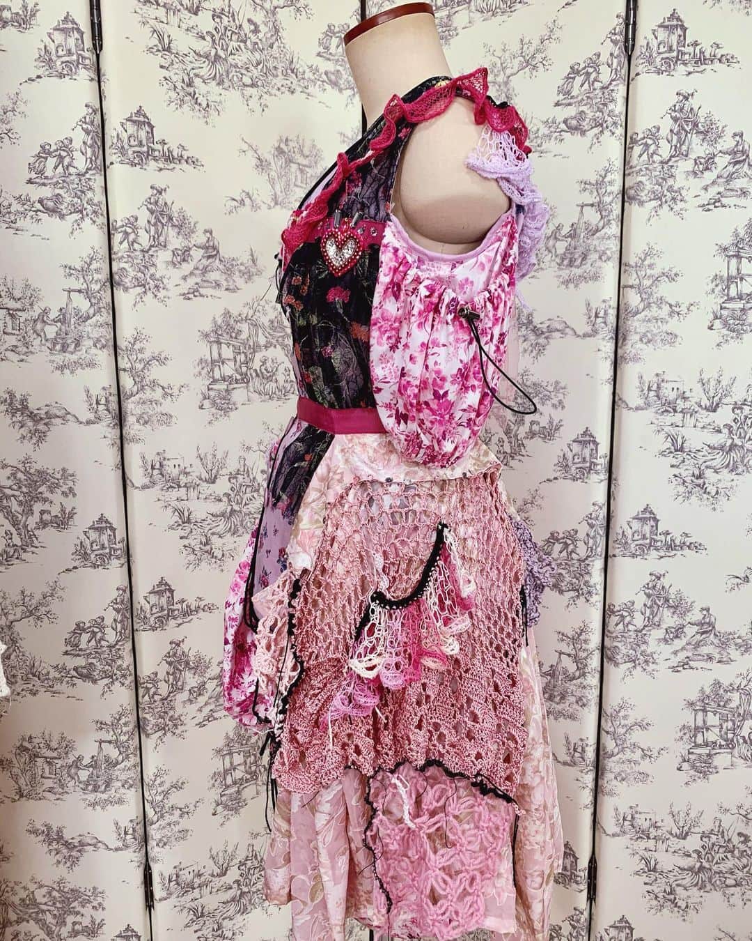 東佳苗さんのインスタグラム写真 - (東佳苗Instagram)「costume detail❤︎❤︎❤︎ pinkの魔術師靖子ちゃん💕なので 色んな種類のpinkの花柄組み合わせに𑁍᯽𖣔۞ 見頃と腰にジャケット風のディテール、 シャーリングで丈が変えられたり継ぎ接ぎパッチワーク風に組み合わせてます❀❁𖧷᪥𑁍 色んなところにニットパーツ、ビーズなど…❤︎ 戦火で可愛いを拾い集めてデコられていく女神のイメージ🔥💕🔫 #大森靖子 #zoc #縷縷夢兎　#rurumu」1月25日 4時54分 - usagi_kanae