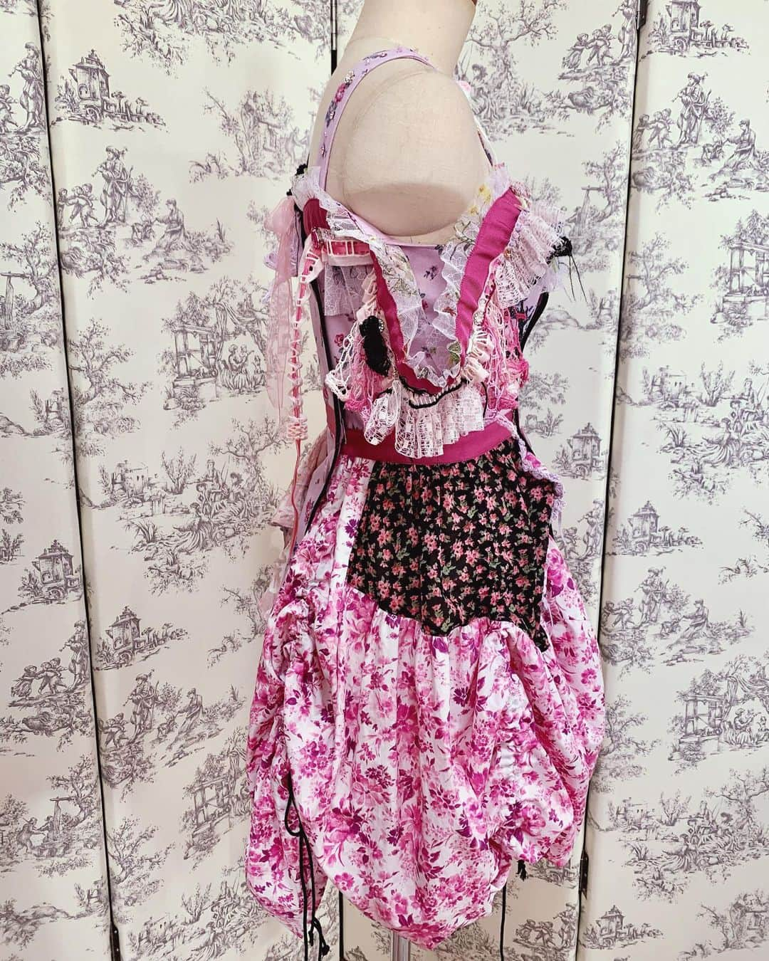 東佳苗さんのインスタグラム写真 - (東佳苗Instagram)「costume detail❤︎❤︎❤︎ pinkの魔術師靖子ちゃん💕なので 色んな種類のpinkの花柄組み合わせに𑁍᯽𖣔۞ 見頃と腰にジャケット風のディテール、 シャーリングで丈が変えられたり継ぎ接ぎパッチワーク風に組み合わせてます❀❁𖧷᪥𑁍 色んなところにニットパーツ、ビーズなど…❤︎ 戦火で可愛いを拾い集めてデコられていく女神のイメージ🔥💕🔫 #大森靖子 #zoc #縷縷夢兎　#rurumu」1月25日 4時54分 - usagi_kanae