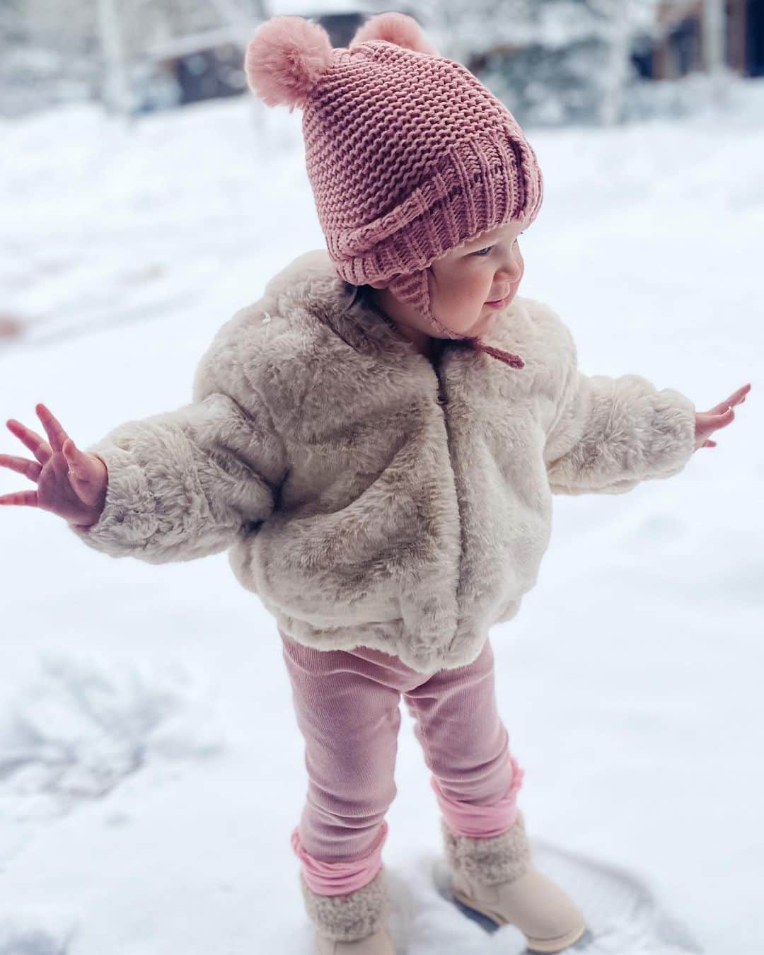 Paige Hathawayさんのインスタグラム写真 - (Paige HathawayInstagram)「It’s a baby in the snow. I don’t know anything cuter. 😩😍 Swipe to the end and watch this silly girl think it’s soooo funny to almost fall on the icy snow. Her laugh makes me smile! She’s just so funny. 😂 It was fun having her in the snow for the first time. She absolutely loved it. Do your kids like the snow?」1月25日 4時58分 - paigehathaway