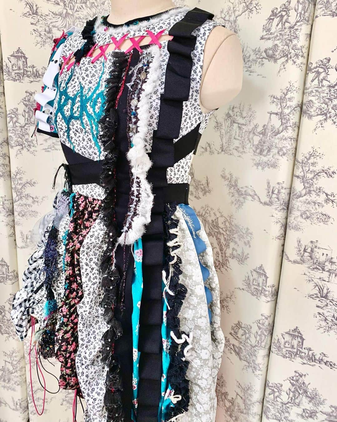 東佳苗さんのインスタグラム写真 - (東佳苗Instagram)「costume detail❤︎❤︎❤︎ デザインは個人的お気に入りの衣装…❤︎❤︎❤︎ 舞踏家rikoなので舞う時靡くディテールを色々つけてます🦇🎀💕白黒基調に色バランスとれるようにエメラルドグリーンとピンク入れてます🦚 胸元と背中の開きがポイント☾☾☾ #雅雀り子 #zoc #縷縷夢兎　#rurumu」1月25日 5時05分 - usagi_kanae