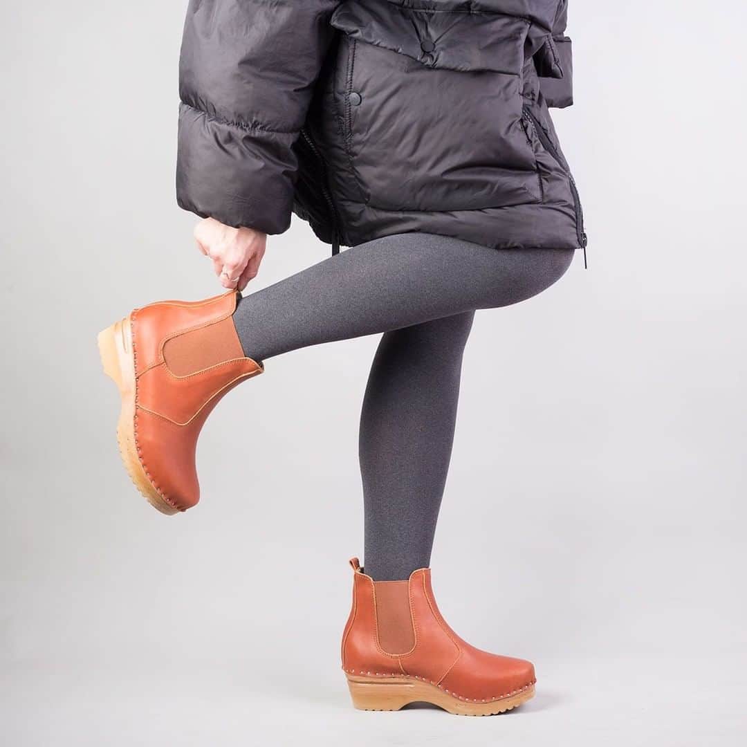 トロエントープさんのインスタグラム写真 - (トロエントープInstagram)「You’ll never want to take off our signature slip-on boots.  Pictured: The Chelsea in sienna features elastic on the sides, waterproof leather, slip-resistant out soles and a soft leather lining.  . . . . . #troentorp #nailedtolast #troentorpclogs #handmadeshoes #comfyclogs #swedishdesign #träskor #clogs #woodenclogs #swedish #swedishclogs #clogboots #winterboots」1月25日 5時09分 - troentorpclogs