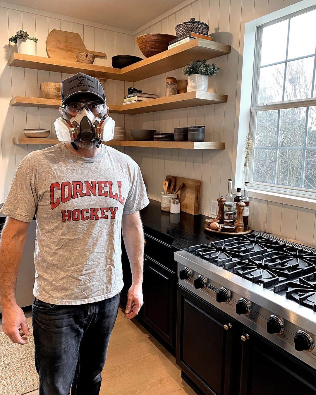 オデット・アナブルのインスタグラム：「On Sundays we DIY. It’s not going great. Check some stories. But- here’s a little peek at our kitchen 👀」