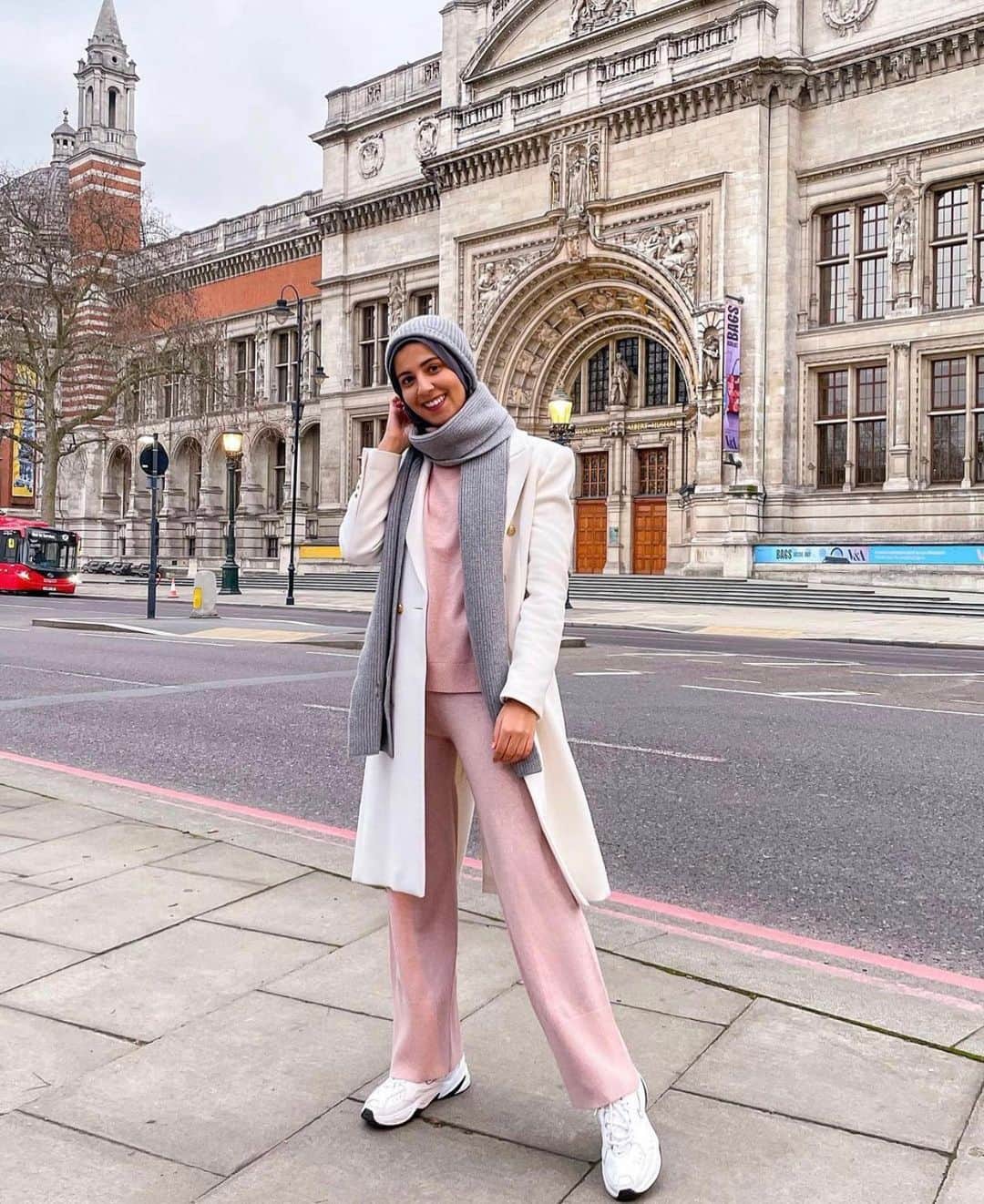 バイティモのインスタグラム：「Loungewear days in responsibly sourced pink cashmere via @salma.masrour ♥️ #bytimo #youarebeautiful」
