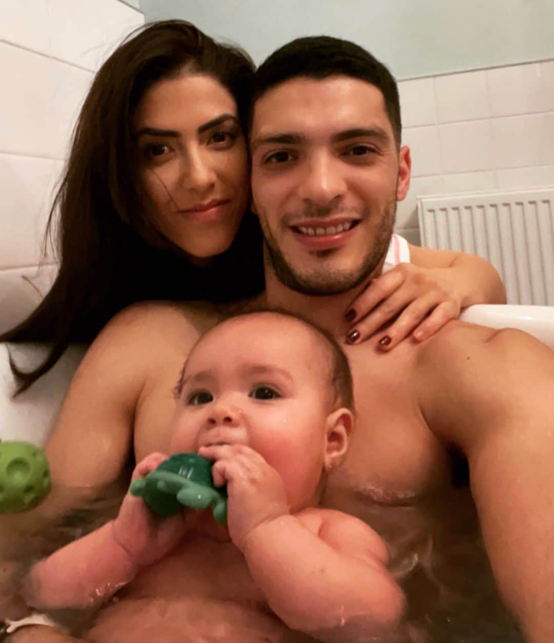 ラウール・ヒメネスさんのインスタグラム写真 - (ラウール・ヒメネスInstagram)「Bath time 🛁  Los mejores momentos son en familia 🤗💧 @danielabassom @aryajb9 #BabyAJ #bath #familia」1月25日 5時17分 - raulalonsojimenez9