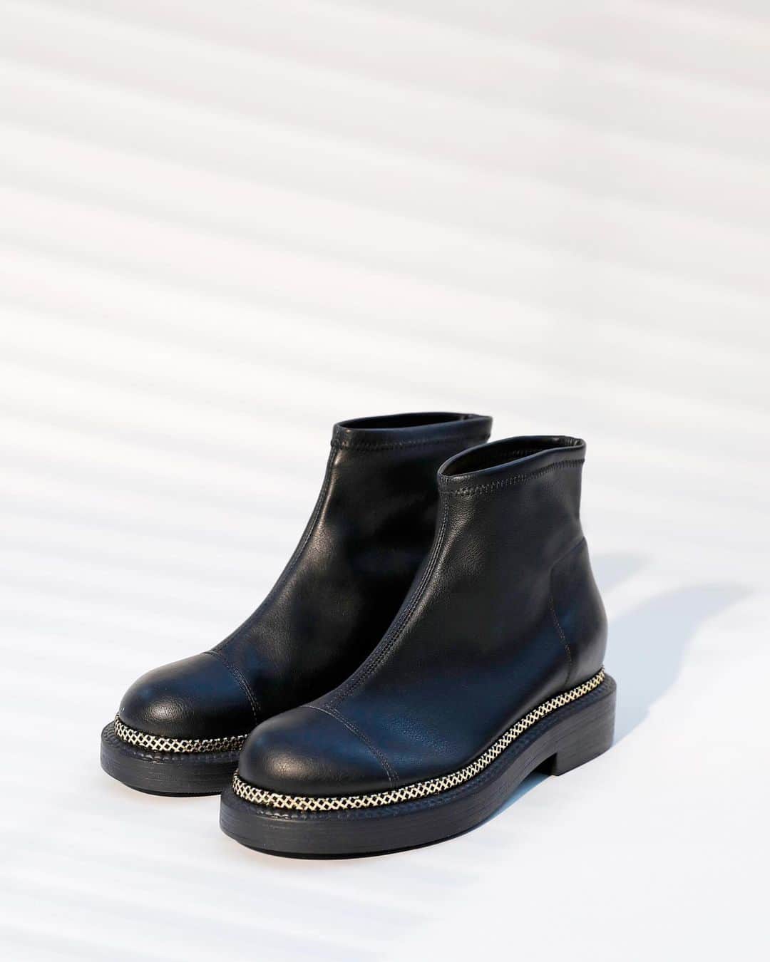 グレイメールさんのインスタグラム写真 - (グレイメールInstagram)「You cannot go through winter without cozy shoes.  #greymer #boots  #wintersale」1月25日 5時29分 - greymerofficial