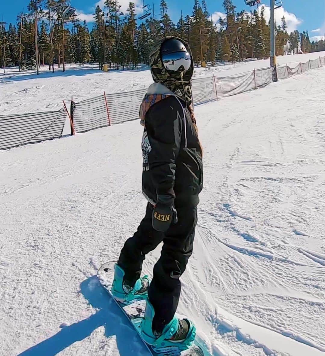 Paige Reillyのインスタグラム：「Another perfect morning on the mountain 🤍❄️ I feel so blessed to live this close to the mountains 😭 @anthonypafundi & I got up there super early, got our runs in and are home to spend the rest of the day with Juicey. I couldn’t ask for anything more 🙏🏻⁣ ⁣ Working on learning to “pop” better on my board, and also get more comfortable in the park lol it’s a work in progress, but dang this season has been so fun so far 🥺⁣ ⁣ Song is Egos by @naterosemusic」
