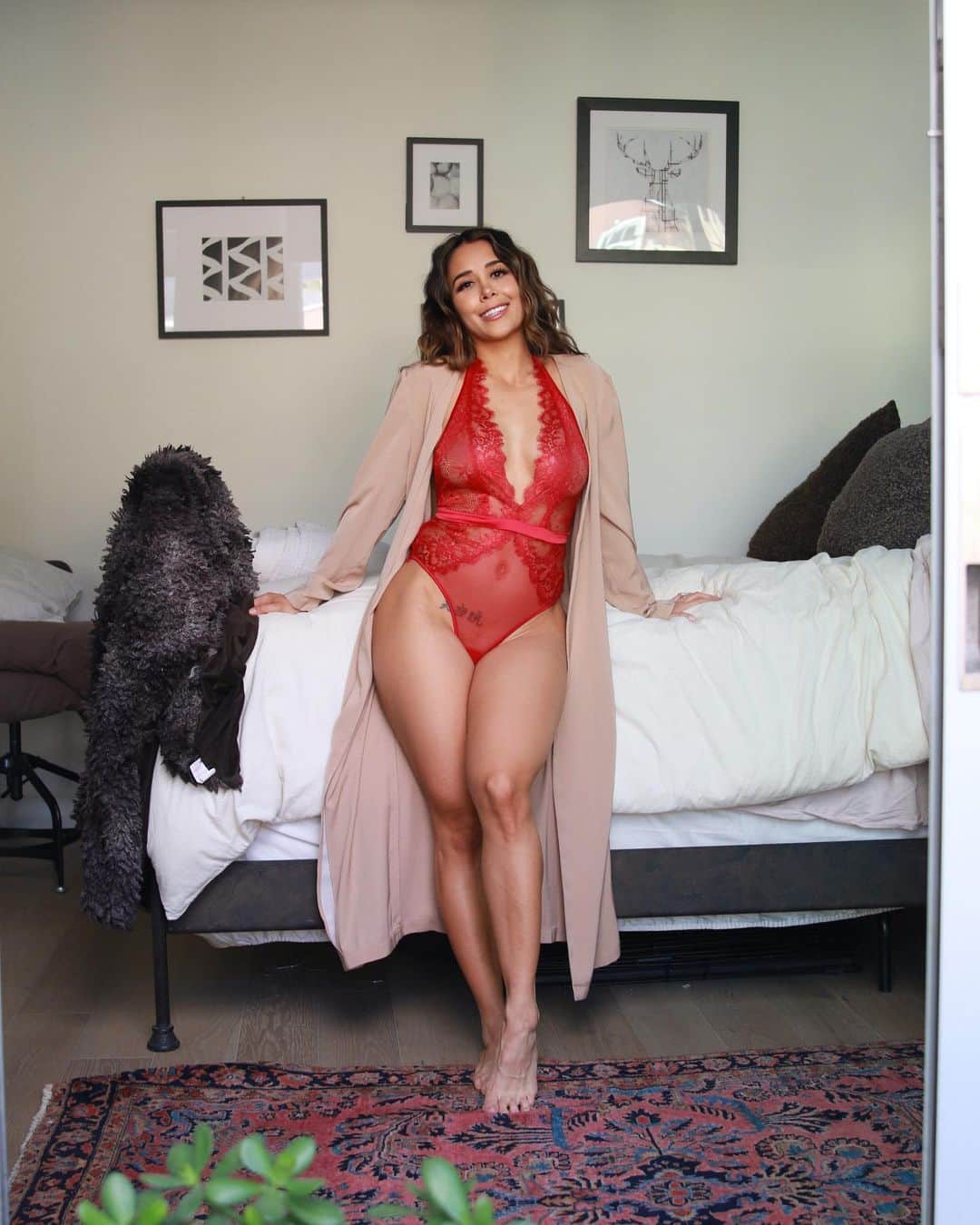 Tianna Gregoryのインスタグラム：「Hope you all have a wonderful Sunday! I’m shooting some 🔥 content today. Link in bio  Lingerie set @honeybirdette」