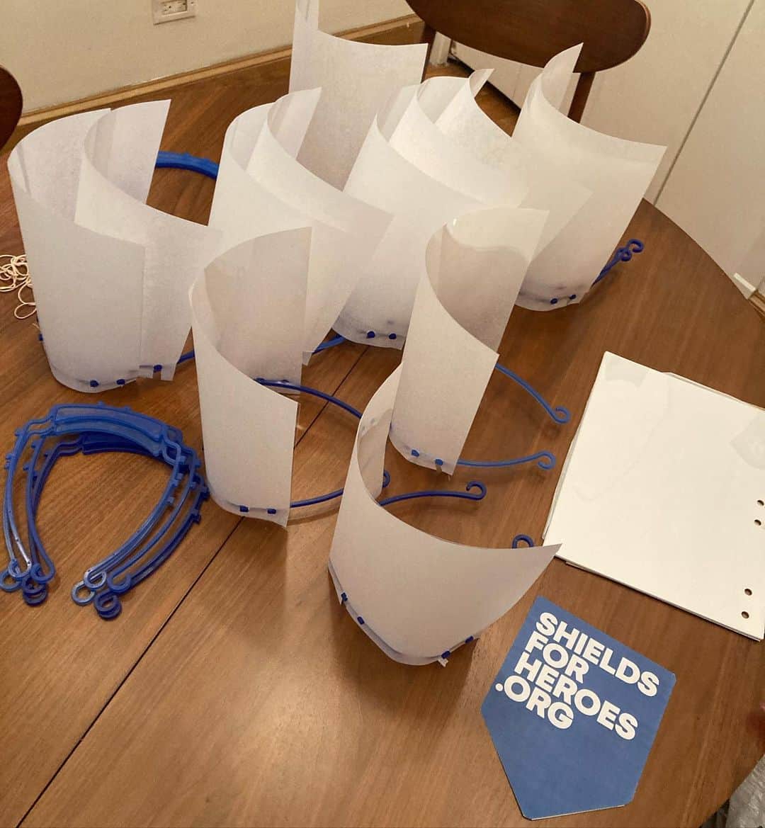 ロビン・ロード・テイラーのインスタグラム：「Assembling face shields for @shieldsforheroes! Link in bio! ❤️❤️❤️」