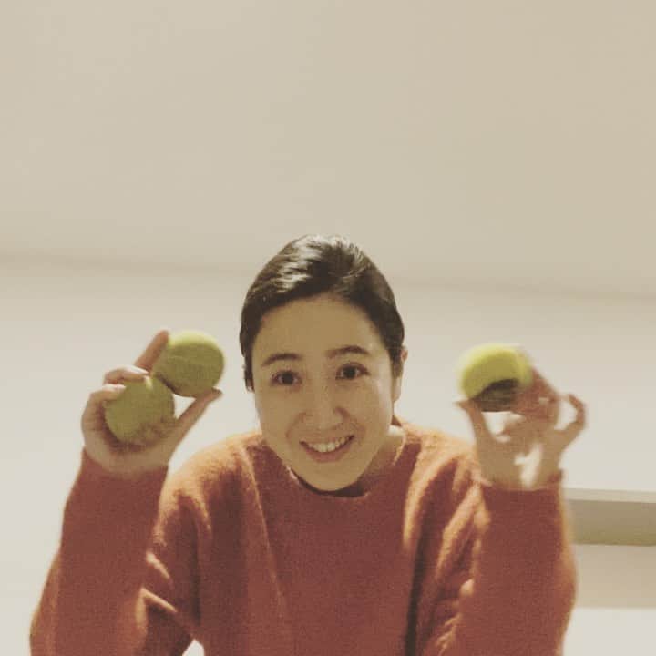 荒尾茉紀のインスタグラム：「ボール３つに到達しました😂✨腕が少し筋肉痛（笑）マッサージ行きたい💕  #malta #マルタ #jagling #ジャグリング」
