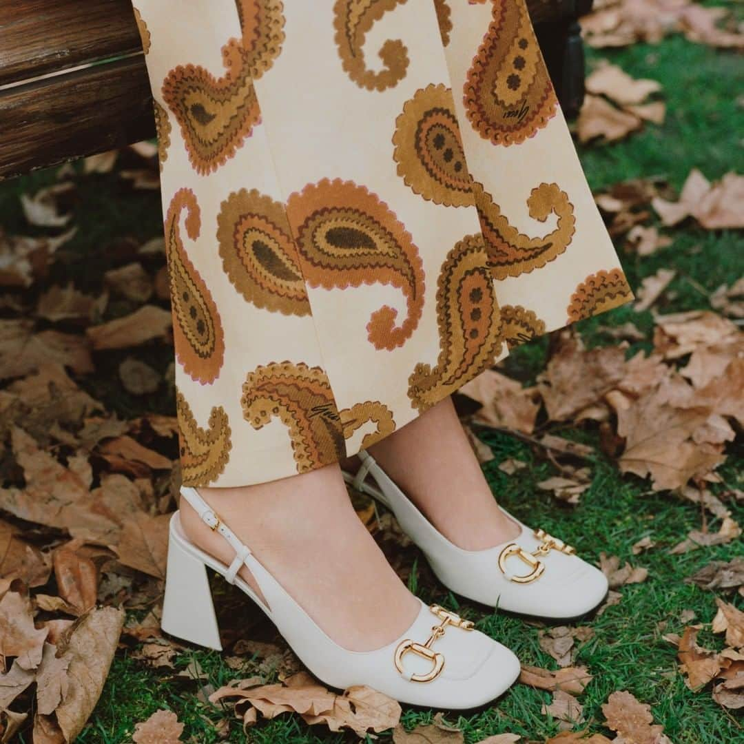 グッチさんのインスタグラム写真 - (グッチInstagram)「Part of Gucci’s codes, the double ring and bar design is one of the most distinctive elements among the House symbols borrowed from the equestrian world. Here, the Horsebit appears on slingback leather pumps and boots with a printed motif (image 3) while the Double G hardware appear on a leather belt (image 2) worn by @alexachung for #GucciWinterinthePark. Discover more through link in bio. #AlessandroMichele @alessandro_michele #AlexaChung」1月25日 6時00分 - gucci