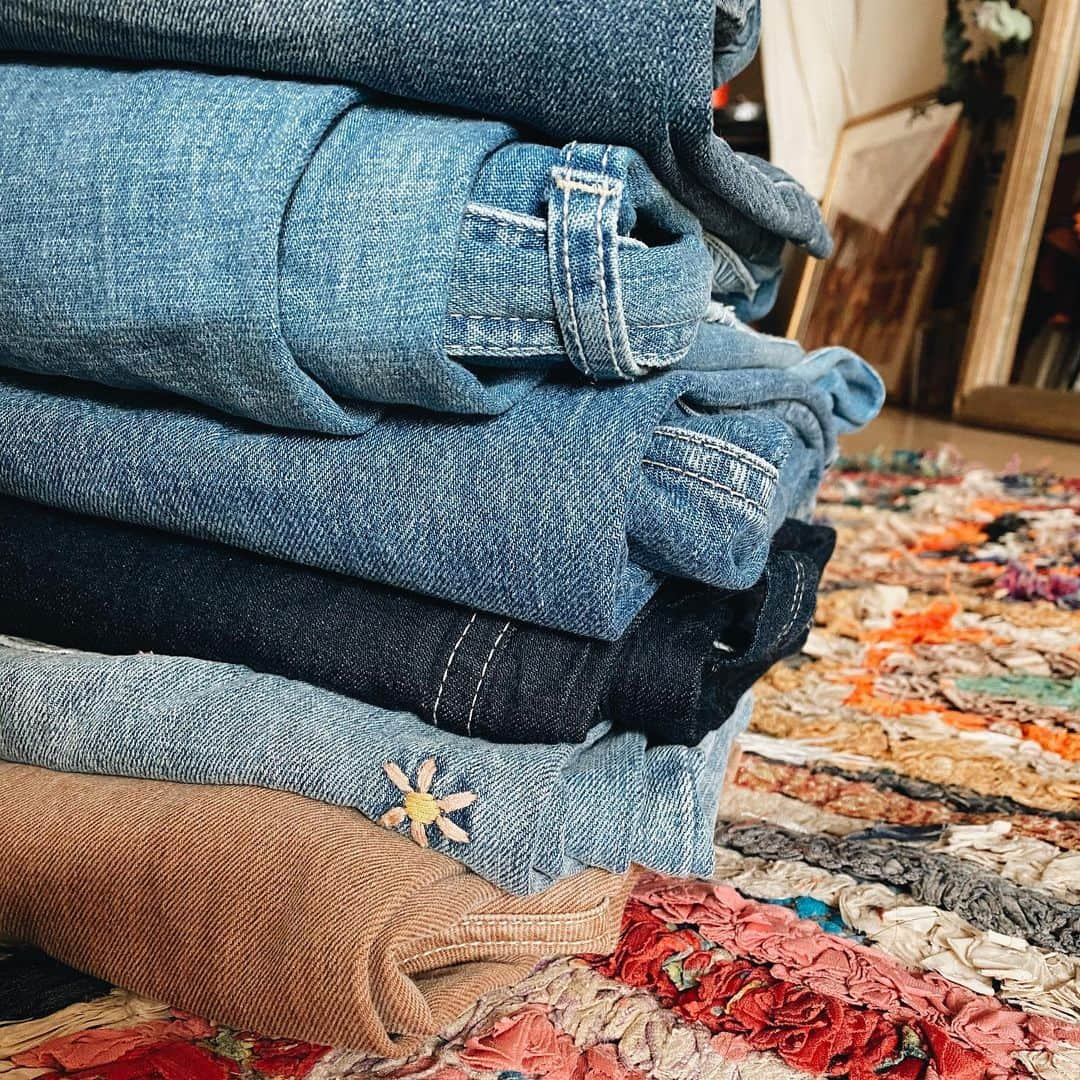 Rihwaさんのインスタグラム写真 - (RihwaInstagram)「Pile of jeans. 履いたジーンズを畳んで置いておく癖が積もりました。👖👖👖👖👖👖👖👖 デニム好きだなぁ！！！！日本のデニムと言えば岡山県。岡山でデニムの職人さん達を取材させていただいてから、変化を楽しめるデニムがもっと好きになった。❤️👖 #Rihwa #denim #love #岡山デニム #kojimajeansstreet  #倉敷デニム  @tcbinoue  @bluesakura_official  @momotarojeans_official @djushijima」1月25日 6時02分 - rihwa_official