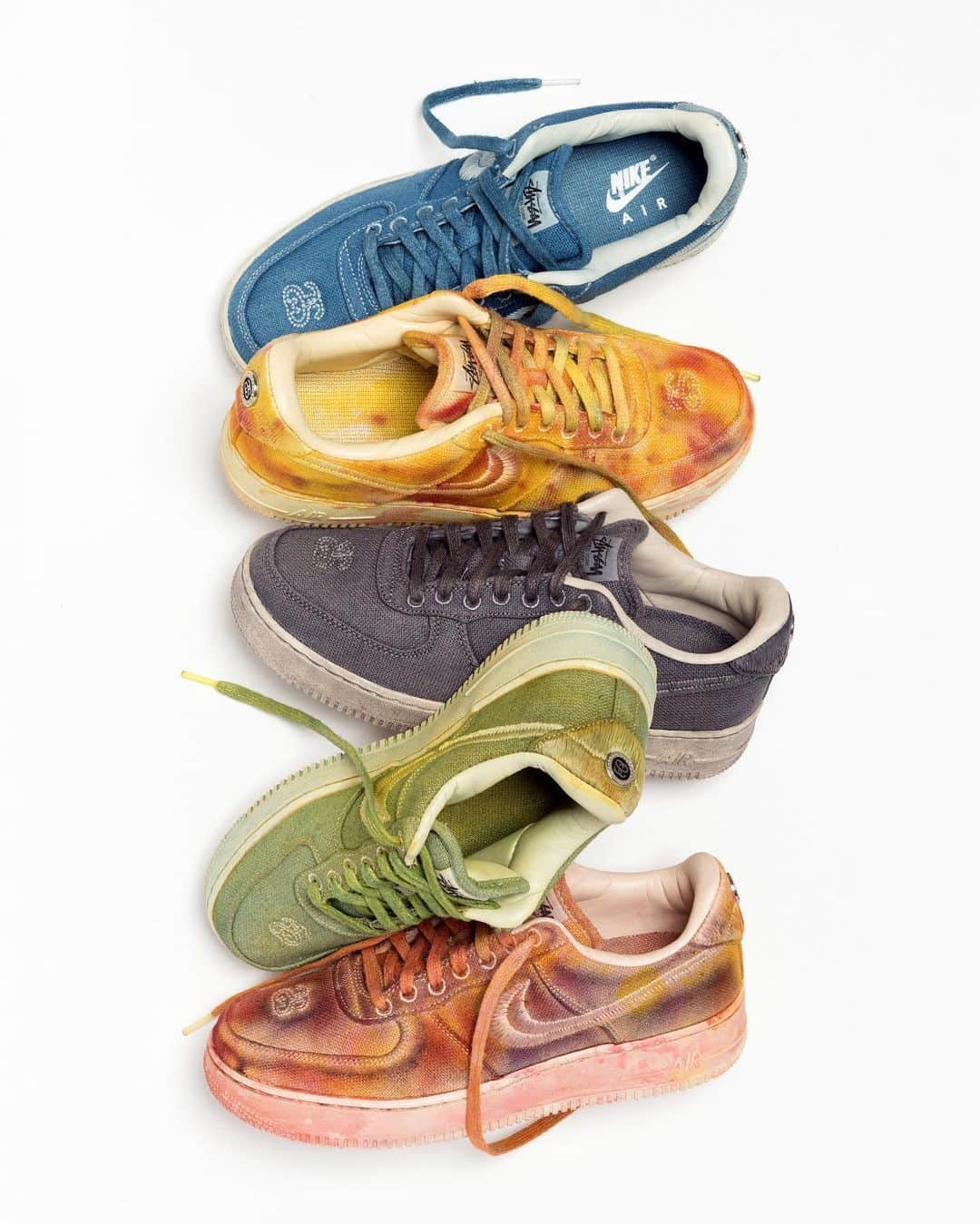 Stüssyのインスタグラム：「Stüssy & Nike Hand Dyed Air Force 1  Each pair of Stüssy & Nike Air Force 1’s are lovingly hand dyed in Los Angeles, California by Lookout & Wonderland, an art practice based in plant color, medicine and fiber. They are prepared in tannins, and slowly dyed with plants chosen for their color and skin soothing medicinal properties. All natural dyes are ethically harvested, and 5 unique dyes have been chosen to represent each of Stüssy’s world tour cities.  A limited quantity will be available on stussy.com on Friday, January 29th at 10am pst  @lookoutandwonderland」