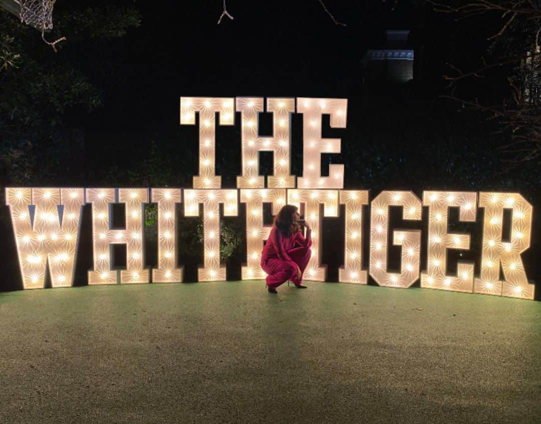 プリヤンカー・チョープラーのインスタグラム：「Ending opening weekend with a full heart. I’m blown away by the love for #TheWhiteTiger’s release on @netflix this weekend. Your support in watching this film has made it trend globally in the top 10 in less than 48 hours + counting. Thank you to every one of you who watched, posted, shared amazing reviews, and held space for this incredible cast & crew.   I’m so emotional seeing such an amazing response globally to a movie with an all INDIAN star cast! Films lead by visionaries challenge us and light fires in our collective souls. Thank you #AravindAdiga #RaminBahrani @mukul.deora @ava @netflix and all the amazingly talented players that made this movie possible and accessible to all.  I am so grateful for your support and for this remarkable film. THANK YOU @gouravadarsh  @rajkummar_rao for being the best teammates.  📸 @dungareves Letters @stephledigo」