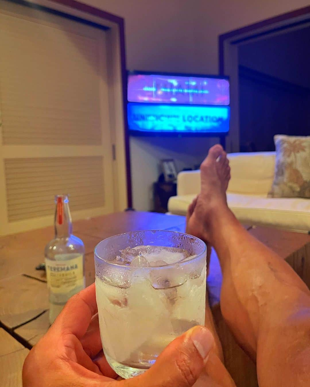 ドウェイン・ジョンソンさんのインスタグラム写真 - (ドウェイン・ジョンソンInstagram)「Midnight weekend vibes doing my signature - icy and freezer chilled @teremana 🥃🧊 and a great documentary.   If you haven’t seen it yet, check out “OPERATION ODESSA” on Netflix.   Insane real life crime tale of some guys “doing business” out of Miami.   I lived in Miami since I was 18, and every once in a while we’d here murmurs of wild, cowboy shit going down in the 305 and this story is one for the ages.  It also helps the guys in this doc have big, entertaining, ballsy personalities.   That life always has a way of coming full circle.   Great watch, put your feet up and enjoy your weekend.   🥃 👍🏾」1月25日 6時21分 - therock