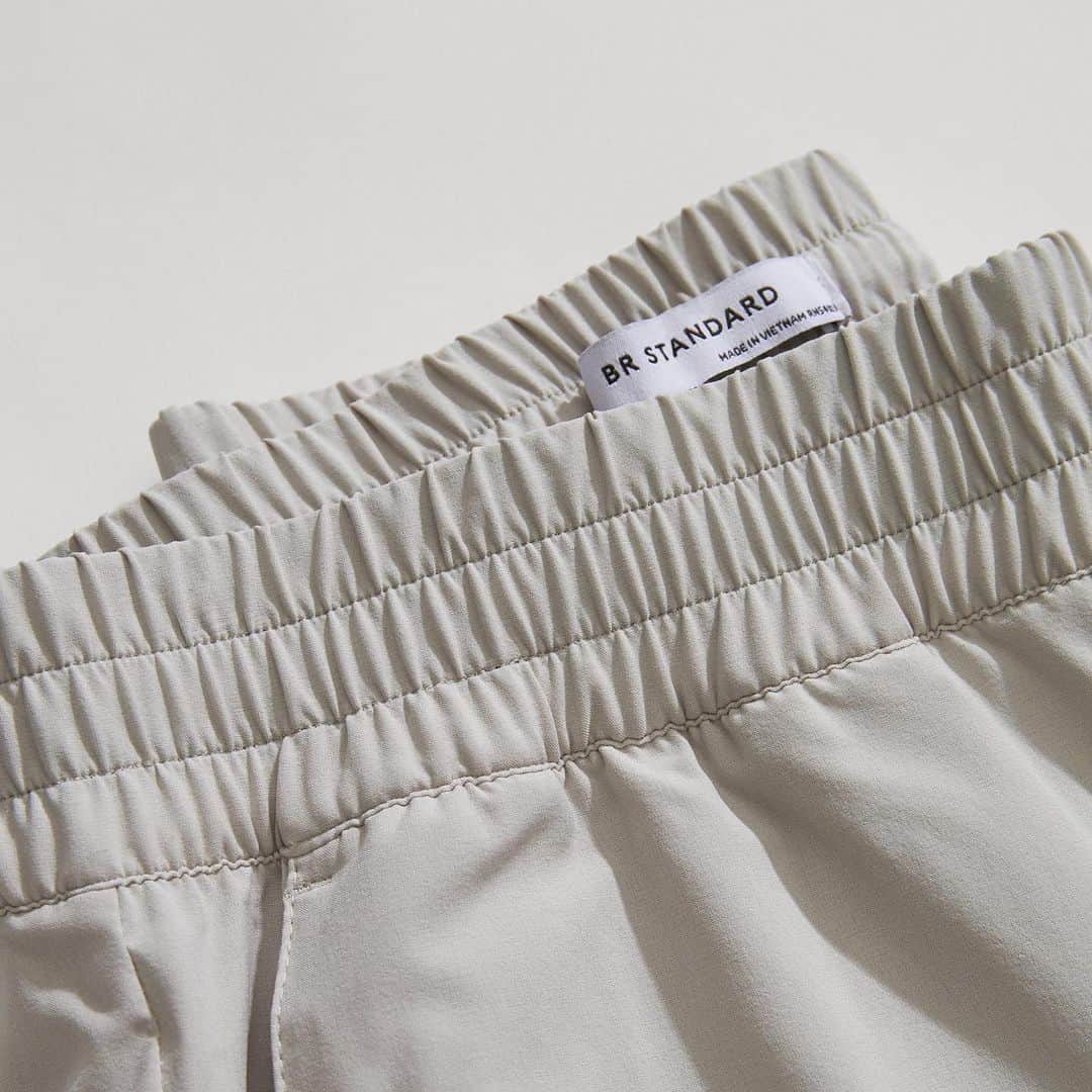 Banana Republic のインスタグラム：「What's light as a feather, easy to pack and sustainably made with breathable, wrinkle-free fabric? (Hint: It's our Flyweight Jogger). Tap to get yours. #BRStandard」