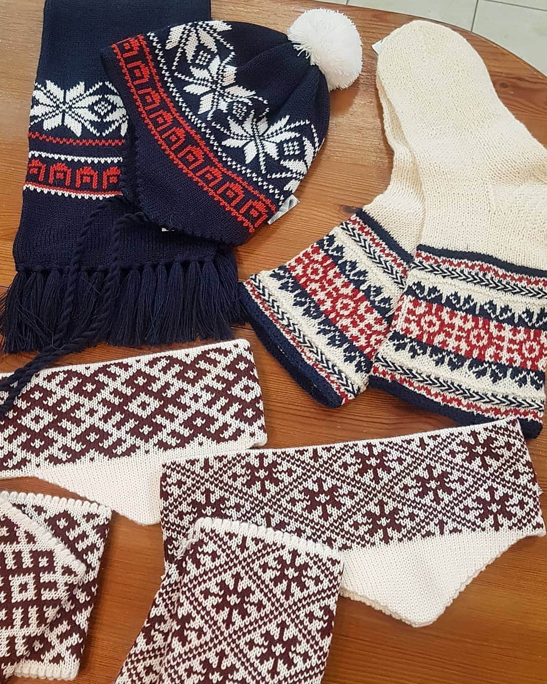 ティネスのインスタグラム：「Our knitwear is popular gift and souvenir from Latvia 🇱🇻 When you can't travel and meet in person, send warm gifts via our online shop 🛍🧣🧤🧦  Choose the goods and select to ship them directly to the person  you want to surprise.  DM us for any assistance and customized orders. WWW.TINES.LV WE SHIP WORLDWIDE」