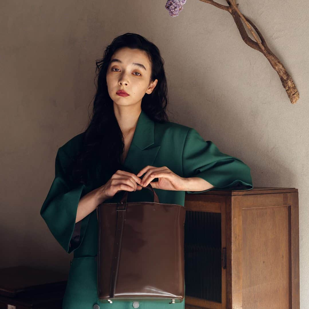 ADINA MUSEさんのインスタグラム写真 - (ADINA MUSEInstagram)「2021 spring collection "Less is More"     item:GLASS RECTANGLE TOTE product number:AS1105M color:CHOCOLATE price:￥15,000⁺TAX  model:@_chibayuka_ photo:@artratio	 stylist:@takafumi_80 hairmakup:@712_coconut   #adinamuse#adinamusebag#アディナミューズ#アディナミューズバッグ#GLASSRECTANGLETOTE#ヒーコ#21ss#lessismore」1月25日 6時27分 - adinamuse