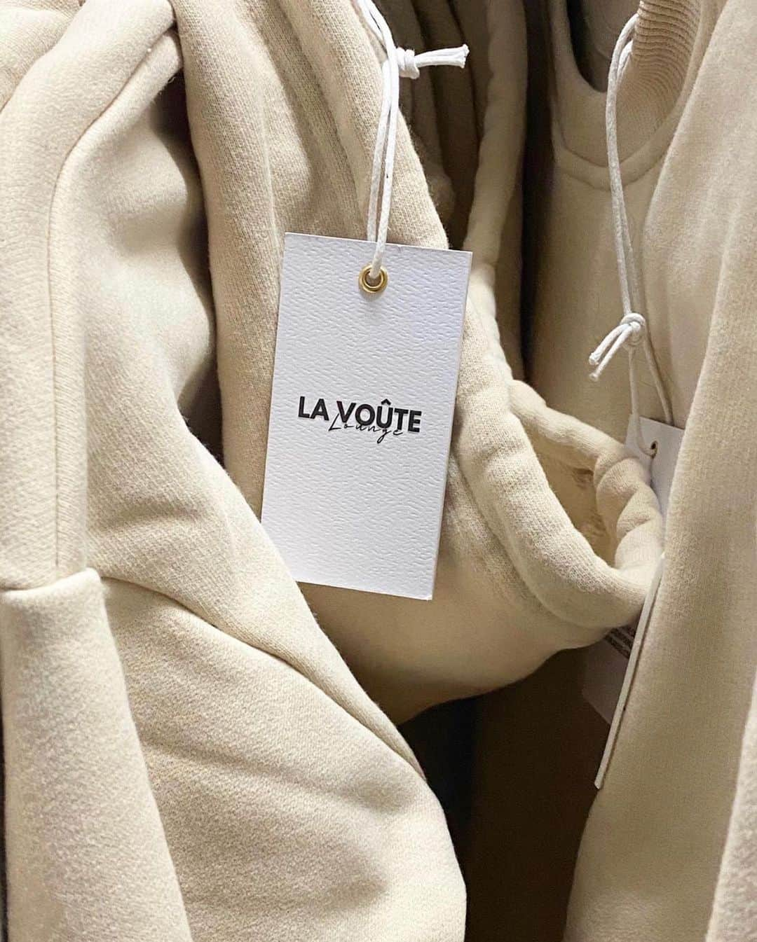 エイドリアン・バイロンさんのインスタグラム写真 - (エイドリアン・バイロンInstagram)「@LaVoute ☁️ Lounge MY WHOLE WARDROBE!  I thank God everyday that I can literally create the pieces I want to wear & that on a daily basis I get to wear pieces I created... with quality & so much attention to detail. ✔️ I’ve never been more grateful & proud! Are ready for more?! Get Ready! Besos Xx  #LaVoute #LaVouteLounge」1月25日 6時33分 - adriennebailon