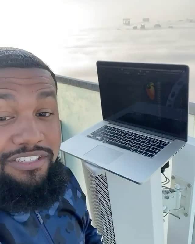 Reggie COUZのインスタグラム：「@bricksdamane 😂😂 LMAAO aye yoo ! They done closed the sky for bruh 🤣」