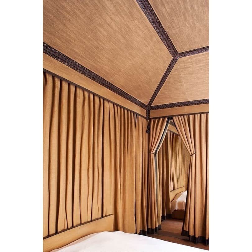 アダムのインスタグラム：「Interior design by Valerian Rybar. Paris, France, 1970s. Via @yvesdelormeparis」