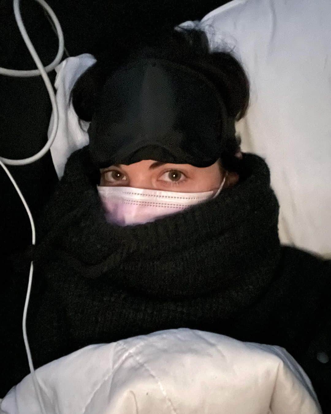 ジェイミー・アレクサンダーのインスタグラム：「Snug as a bug in a rug 😴 10 more hours to gooooo ✈️ #sydney 🛡⚔️ 🇦🇺 ☀️」