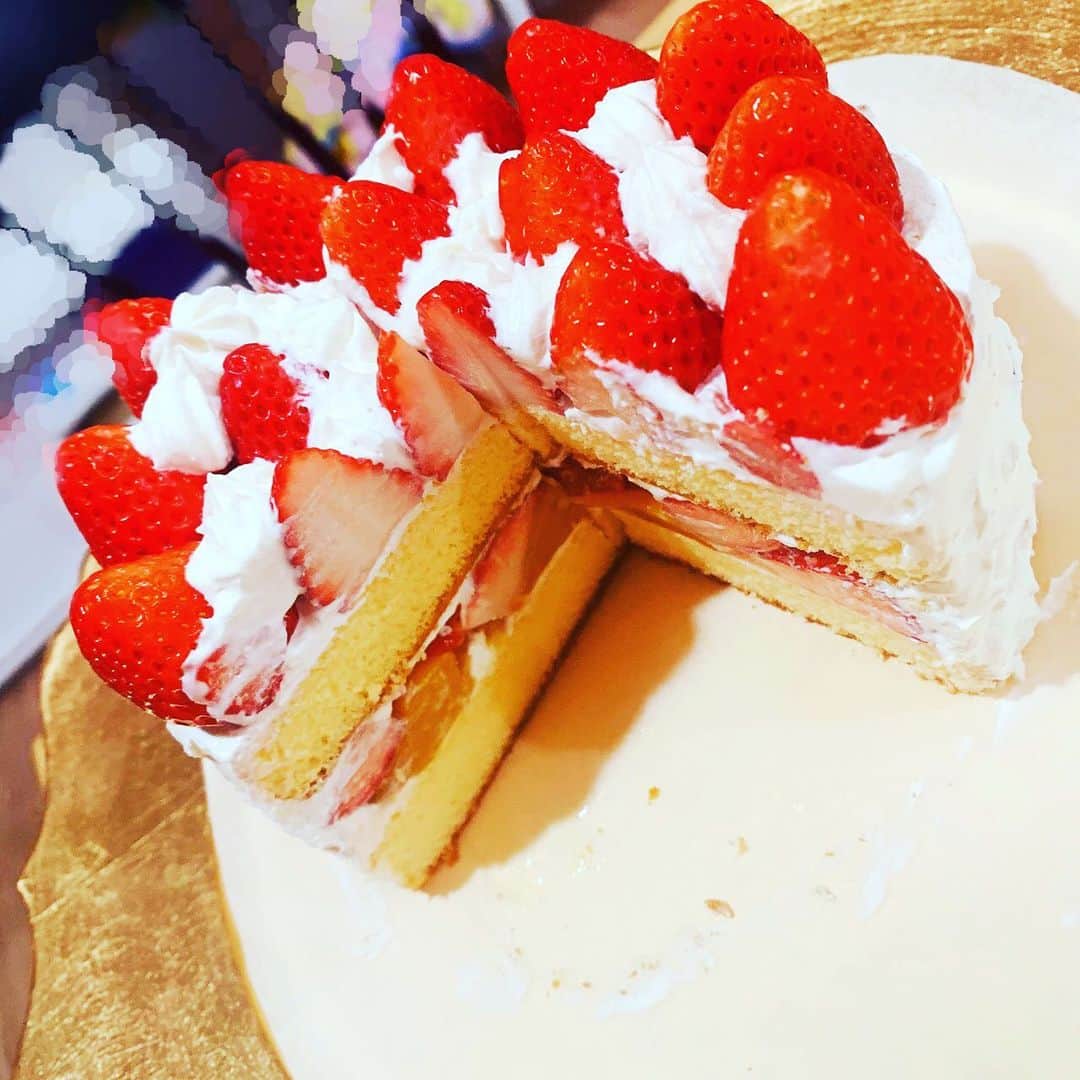 小島聡さんのインスタグラム写真 - (小島聡Instagram)「My daughter made a cake.  was delicious.  ate too much.  Get fat.  But I'm happy.  #satoshikojima  #njpw  #cake  #strawberrycake」1月25日 6時39分 - cozy_lariat