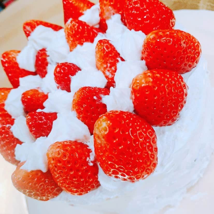 小島聡のインスタグラム：「My daughter made a cake.  was delicious.  ate too much.  Get fat.  But I'm happy.  #satoshikojima  #njpw  #cake  #strawberrycake」