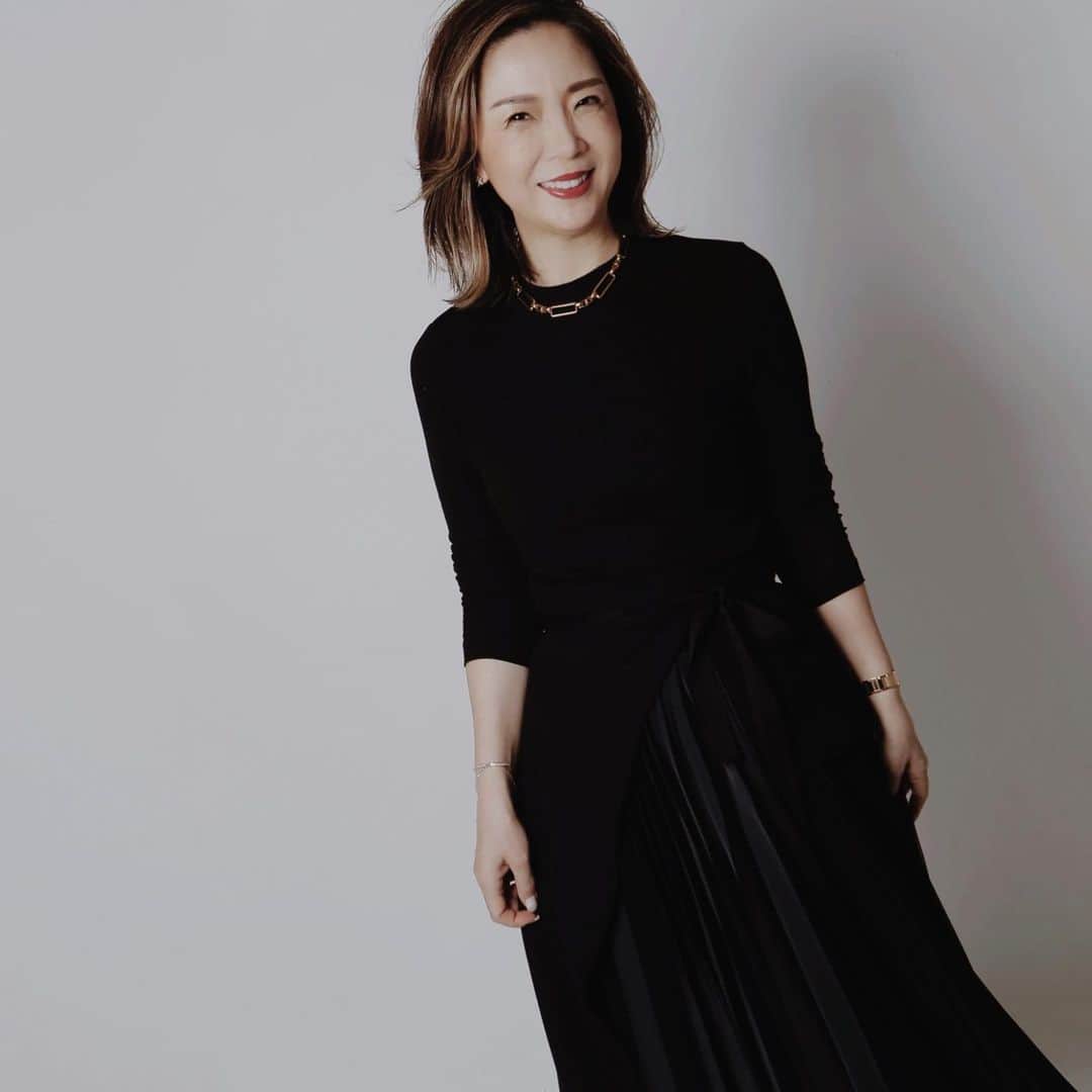 ヒロコグレースのインスタグラム：「なんか仕事でモヤモヤする。﻿ 人生の中ではよくあること。﻿ ﻿ ﻿ でもよくあるモヤモヤを、﻿ いつものこととして、﻿ 当たり前にしない‼️﻿ これ、めっちゃ大事♡﻿ ﻿ ﻿ 見逃さないで、﻿ 成長のタイミングを、﻿ 改革のタイミングを。﻿ ﻿ ﻿ 人生で起こる全ては、﻿ 本当に大切なことは何かを教えてくれて、﻿ 本質的に自分は誰で、何をしたくて、﻿ どう生きて生きたいのかに出会っていく旅﻿。 ﻿ ﻿ だから、学びを止めないで、﻿ 怖がらないで、前進してね♪﻿ ﻿ ﻿ あなたが怖いって思っている﻿ その先にある世界が、﻿ あなたが行きたい場所。﻿ ﻿ ﻿ 人生は、いつだってあなたの味方。﻿ 自分を生かすと決めた時から、﻿ 動き出すよ✨﻿ ﻿ ﻿ 2021年、思いっきり、﻿ 自分を生かし、表現してみない？？﻿ ﻿ ﻿ 人生をまるっと豊かに、自由に生きる 人たちを増やすために活動するぞっ♡ ﻿ ﻿ --------------﻿ ﻿ ＜ビジネス講座＞﻿ ■ b-school（裏講座）﻿  パーソナルブランディング ﻿ ・2021年4月スタート﻿ 　7期週末クラス(先行募集予定)﻿ 　8期平日クラス(先行募集予定)  ﻿ *募集開始前に満席になる講座^^;﻿  裏講座のためHP掲載がありません。﻿  先行募集開催前にお席を抑えたい方は﻿  DMくだださい。﻿ ﻿ ・2021年1月スタート﻿ 　4期平日クラス(満席)﻿ 　5期週末クラス(満席)﻿ 　6期大阪平日クラス(満席)﻿ 　﻿ ﻿ ﻿ ■ VIPプライベート 6ヶ月ブランドプロデュース﻿  個々のニーズに合わせてプロデュース内容を﻿ カスタマイズ。﻿ ・パーソナルブランディング・プロデュース﻿ ・リブランディング・プロデュース﻿ 【2月満席です♡】﻿ ﻿ ﻿ ﻿ ■ b lab ﻿  ・2/10開催予定﻿ 招待制﻿ ﻿ ﻿ •••••﻿ ﻿ ＜パートナーシップ講座＞﻿ ■ ウーマンDiploma class﻿ ・27期 202年4月 週末クラス(募集予定)﻿ ・26期 2021年1月 週末クラス(キャンセル待ち)﻿ ・25期 2020年9月 週末クラス(満席)﻿ ・24期 2020年9月 平日クラス(満席)﻿ *HPより募集します。﻿ 募集開始前に席を押さえたい方は、﻿ DMください♡﻿  ＊28期からは、完全オンラインクラスに なります♡ ﻿ ■ DiplomaVIP﻿ ・2021年スタート先行募集開始予定﻿ ﻿ ■ ウーマンDiploma卒業生向け﻿ ・14期 2021年3月 Masterクラス(残席わずか)﻿ ・4期2021年 5月開講 スキルアップ（未定）﻿ ﻿ ﻿ •••••﻿ ﻿ ＜個人セッション＞﻿ ■ メンタープログラム(満席)﻿ 卒業生待ちはDMください。﻿ ﻿ •••••﻿ ﻿ ＜オンラインサロン＞﻿  Grace サロン﻿ @hirokograce プロフURLより﻿ ﻿ ﻿ •••••﻿ ﻿ 著書：﻿ 夫を最強のパートナーにする方法（大和書房）﻿ やめたら幸せになる妻の習慣（Wave 出版）﻿ 愛され妻の習慣（Wave 出版）﻿ ﻿ ▶︎ ブックアカウント ﻿ hirokograce_books ﻿ ﻿ #ブランディング #自分磨き #起業女子 #コーチング #パートナーシップ #海外インテリア#海外インテリアに憧れる #洗練 #センス #自信をつける #自分軸で生きる #コミュニケーション #会話術 #ワーママ #ライフスタイル #ニューヨーク #ロス #プロデュース #女性経営者 # 海外ファッション #夫婦 #ママ #海外移住 #自由に生きる #豊かさ  ﻿ ﻿」