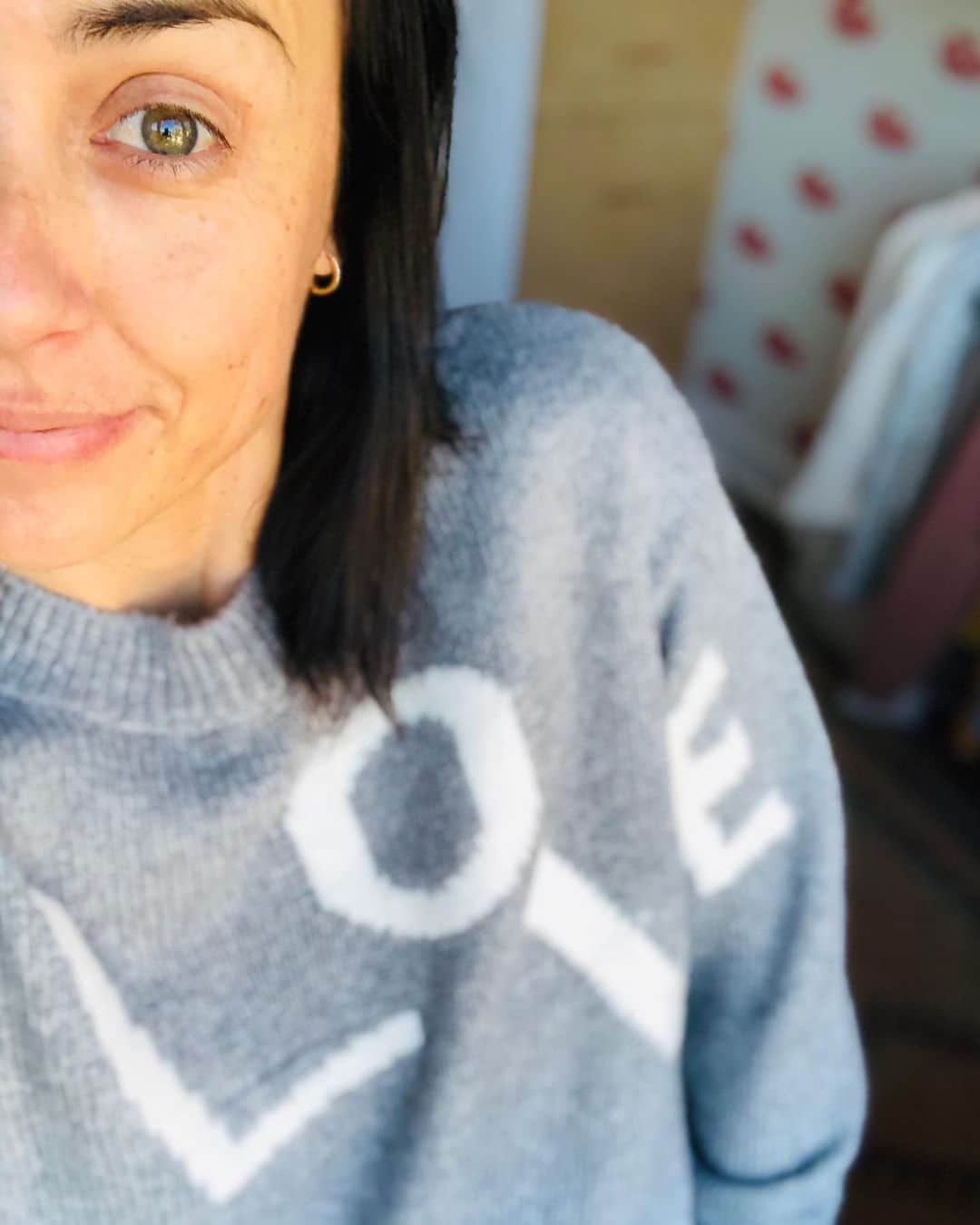 コンスタンス・ジマーさんのインスタグラム写真 - (コンスタンス・ジマーInstagram)「#selfcaresunday starts with SELF love! Leading with LOVE.  Might spend all my days in this @louandgrey @loft collab til #valentinesday❤️ and beyond! “Love becomes our legacy...” @amandascgorman #sundayselfie  #loveloft #lovewins」1月25日 6時51分 - constancezimmer