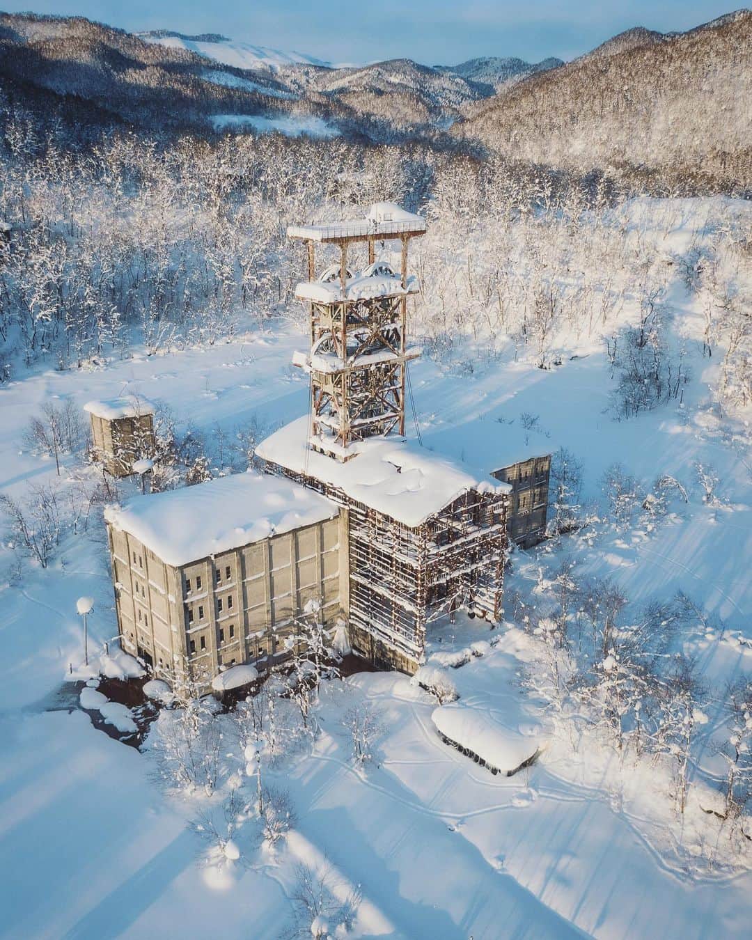 啝 （わ）さんのインスタグラム写真 - (啝 （わ）Instagram)「Abandoned winding tower in winter 𓆲 𓆲 𓆲 #droneoftheday #djimavicpro #djiglobal #drone #dronephotography #dronestagram #dji #topdronephotos #fromwhereidrone #wedroneasia #droneosoar #skyhilife  #japan_urbex #JJ_URBEX #made_in_decay #kf_urbandonedmasks #KINGS_ABANDONED #m3xtures #Meistershots #moodygrams #nature_takes_over #natures_reclaim #ominous_perfection #pr0ject_uno #rsa_preciousjunk #savethedecay #sfx_decay」1月25日 7時04分 - neji_maki_dori