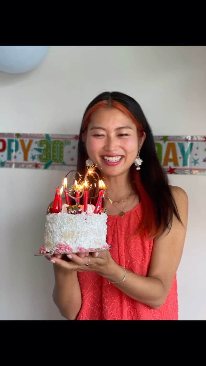 池田沙絵美のインスタグラム：「Life is so unpredictable and beautiful. I didnt imagine when I turn 30th, live in overseas, having funky colors on my hair all the time, chasing new dream and still learning many different things everyday. Thank you for taking a moment of your time for me. I’ll keep moving forward ✅✅   みなさーん、30歳になりました🌺 ワクワクしております😊人生は驚きの連続で予想外な事ばかりですが、それを笑い飛ばして楽しめるような人になりたいです🌿30代もよろしくお願いします🤍   Thank you @alejandropat 🧡 @sz0812 & Sam💖@a_littlebit_of_my_space 🤍 @borayamii ❤️ @@natypalacioq 💜 @angelitamol6 💙@acosta_jeniffer 💛@shannon_darnell77 💚」