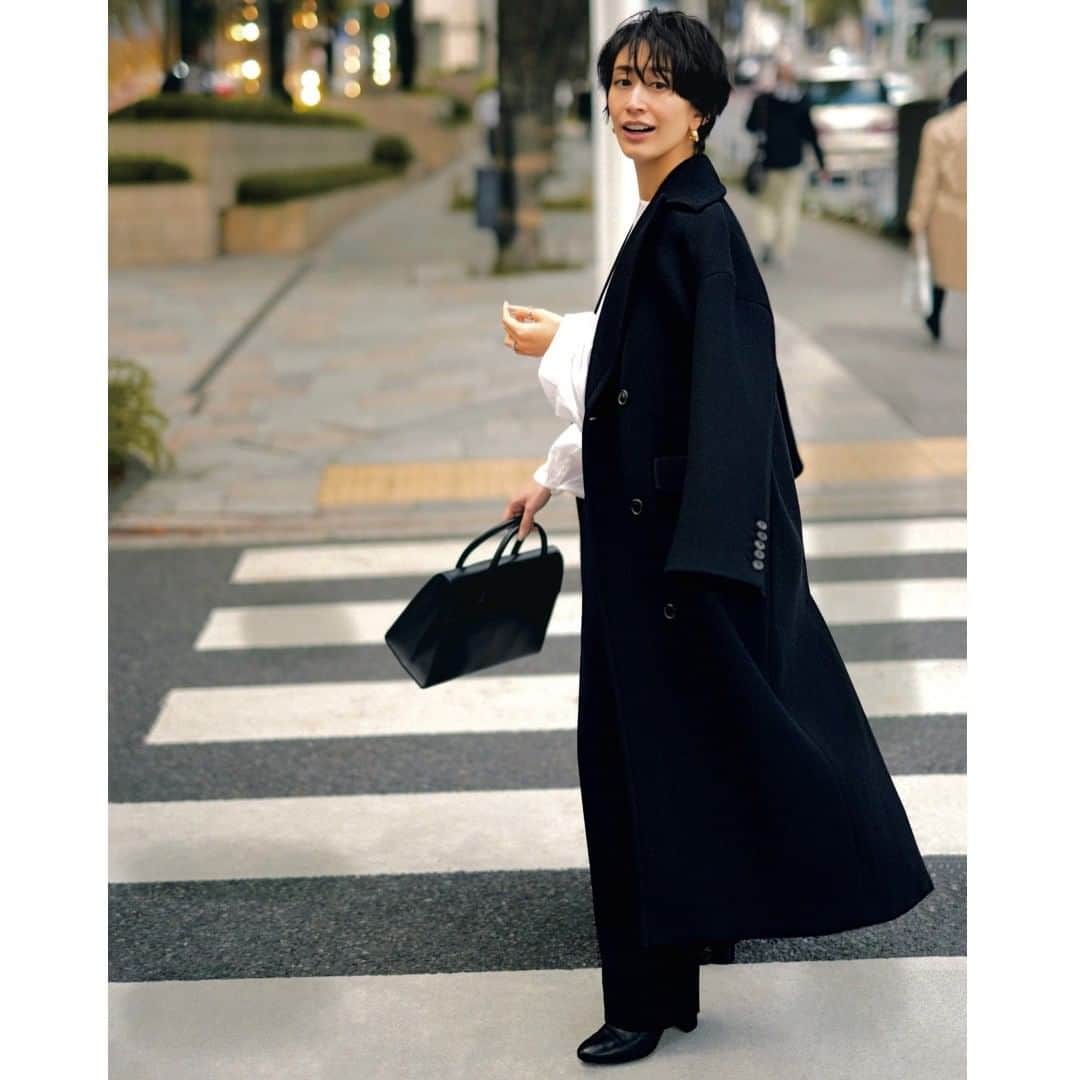 のインスタグラム：「1月25日（月） ブーツ派まりあちゃんは サッと羽織って 一枚でサマになる ZARAのクラッシックな ロングアウターをセレクト！ ・ コーデ次第で表情が変わるのに 包み込んでくれるから合わせやすい キレイめベーシックなコートは 裏切らない！ ・ #zara  #zaraコーデ  #zaraコート #hermes #今日のコーデ  #今日の服  #ootd  #outfit  #冬コーデ  #ロングコート  #ショートブーツ  #ブーツコーデ  #通勤コーデ  #VERYほぼ毎日コーデ  #VERY編集部  #VERYweb  #雑誌VERY  #神山まりあ  #very  撮影／西崎博哉（MOUSTACHE）  ヘアメーク／福川雅顕  スタイリング協力／池田 敬  取材／高橋志津奈 ・ ※コーデは神山まりあさんの私物です。 ※VERY1月号P137に掲載の商品です。お問い合わせはお控えください」