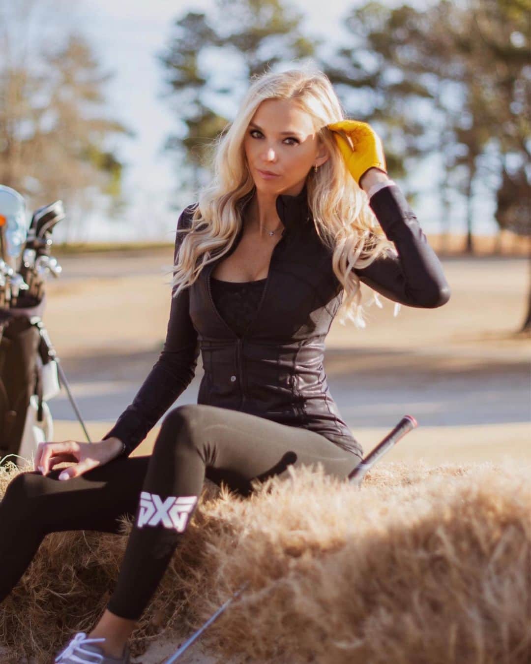 Elise Lobbのインスタグラム：「Sundays 🙏🏼⛳️🌼 who’s watching football ?! And who is your team ?!!!!!🏈👇🏼🧐  #golf」