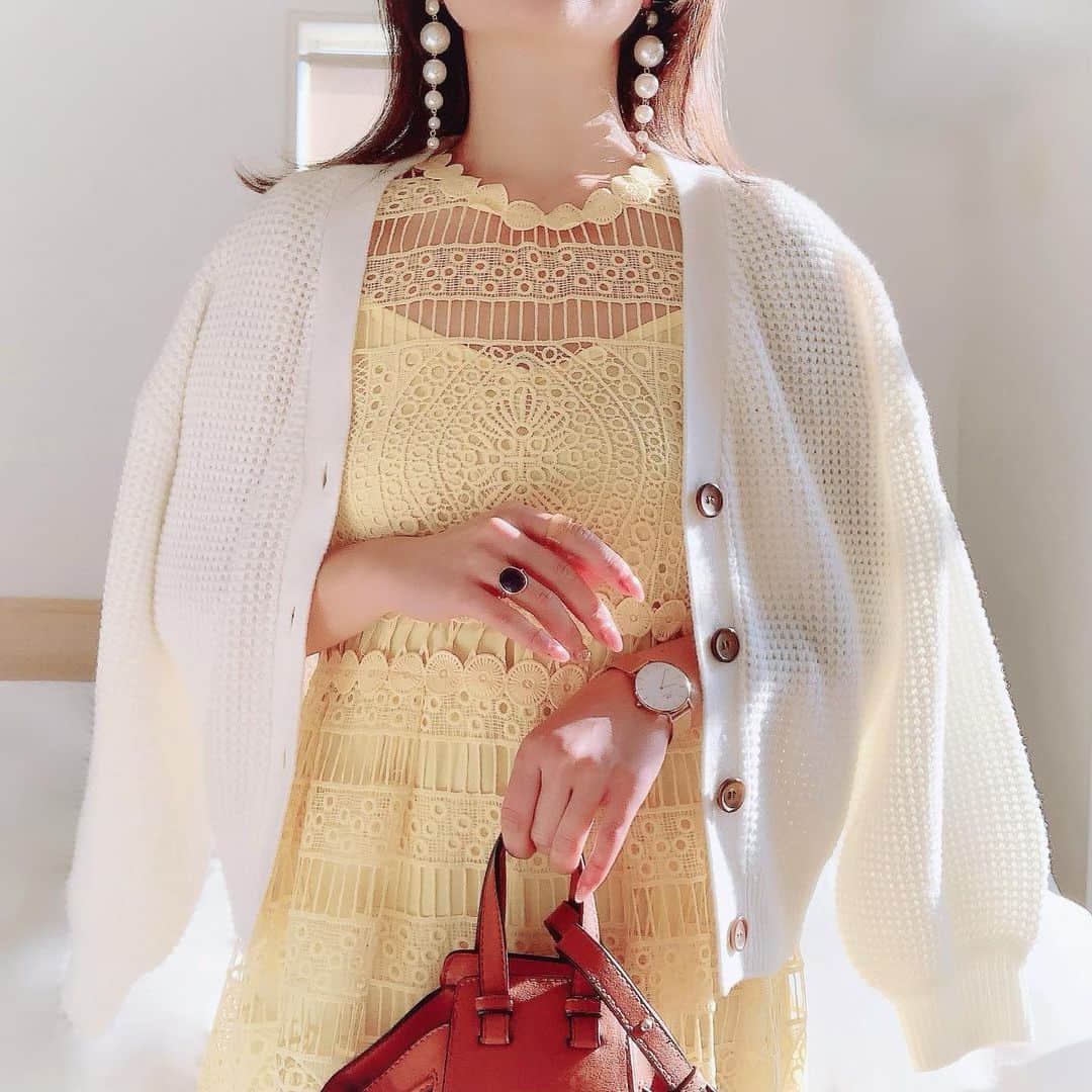 リナのインスタグラム：「気持ちいいお天気☀️  ちょっと近くまでコーヒー豆買いに行くよ🌳  ワンピース一枚ではまだまだ 外に出られないから、 ニットカーディガンを羽織って コートも着てく🧥  ...................................................... #アイラカリラ #ニットコーデ #コーディネート #coordinate #ootd #ootdfashion #ワンピース #ワンピースコーデ #ワンピース好きな人と繋がりたい #イエローコーデ」
