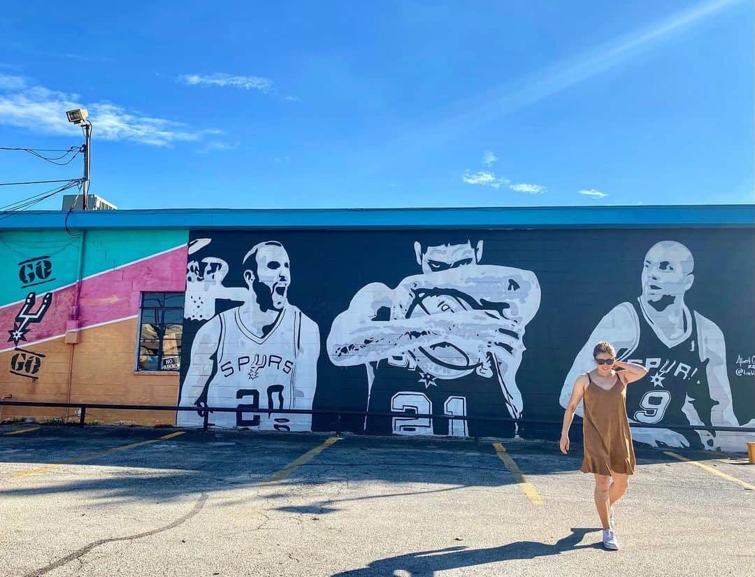 山田愛さんのインスタグラム写真 - (山田愛Instagram)「Legends🔳 #spurs  ・ たまたま通ったらレジェンド達がいた！サンアントニオはスパーズのアートがたくさん🤠🌵 スパーズ好きの人探してみてくださいね✌🏾🖤 #texas #sanantonio #basketball #nba #art #mural #tonyparker #timduncan #manuginobili #スパーズ #サンアントニオ #アメリカ #バスケットボール #lifeisajourney #aloha #travelingwithbasketball」1月25日 12時31分 - aiyamada_