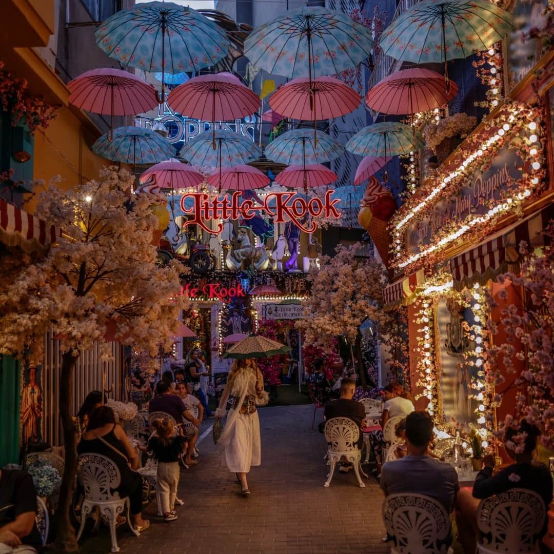 のインスタグラム：「Photo by Muhammed Muheisen @mmuheisen / A colorful alley in downtown Athens, Greece. For more photos and videos from different parts of the world, follow me @mmuheisen and @mmuheisenpublic #muhammedmuheisen #Greece #Athens」