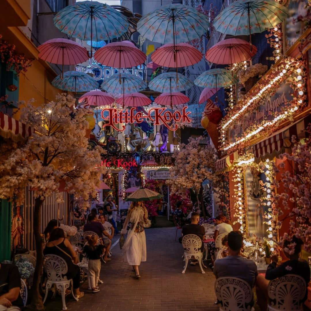 ナショナルジオグラフィックさんのインスタグラム写真 - (ナショナルジオグラフィックInstagram)「Photo by Muhammed Muheisen @mmuheisen / A colorful alley in downtown Athens, Greece. For more photos and videos from different parts of the world, follow me @mmuheisen and @mmuheisenpublic #muhammedmuheisen #Greece #Athens」1月25日 12時35分 - natgeo