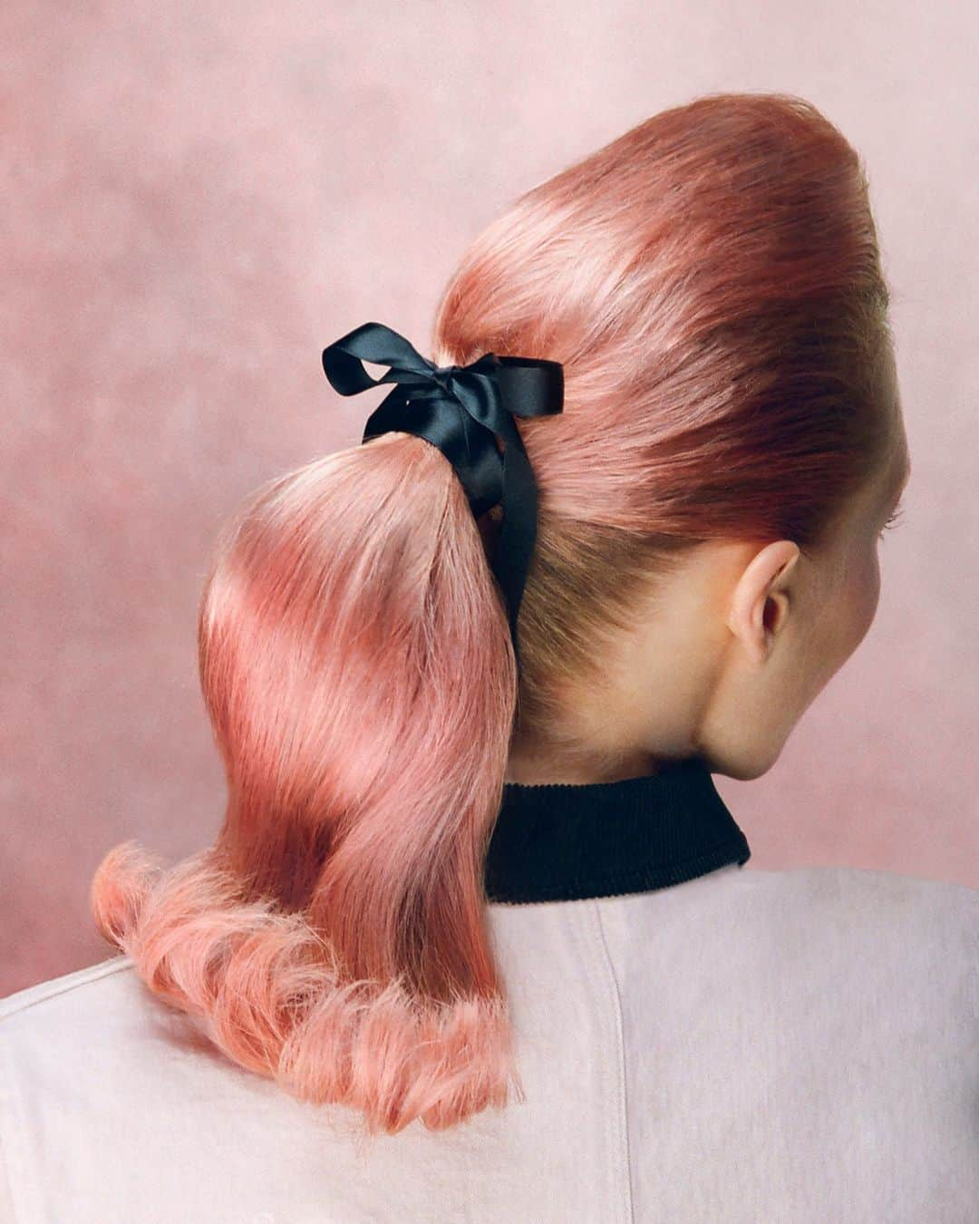 Vogue Beautyさんのインスタグラム写真 - (Vogue BeautyInstagram)「Overcome with cabin fever? Craving a change just to feel something? Temporary hair color can help. Using a temporary or semi-permanent dye is a great way to experiment—and have a lot of fun with your hair!  Tap the link in our bio for an expert's guide to at-home temporary color. Photographed by @remilamande, Vogue, February 2019.」1月25日 7時13分 - voguebeauty