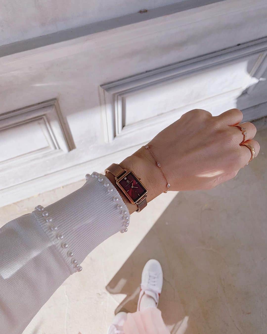 のインスタグラム：「⁑ 手元はスクエアの赤ウォッチ⌚️ @4bwatches_japan  赤の文字盤って初めて、アクセサリー感覚で可愛い♡ 10%offクーポン⇨ ayakolzb37 （1年間有効）  #4bwatches #腕時計 #時計 #brackbybruebrave #ギフト #pr #手元くら部 #手元コーデ #手元倶楽部 #時計好きな人と繋がりたい #腕時計コーデ #腕時計くら部 #腕時計倶楽部 #クーポン #クーポンコード #きれいめコーデ #きれいめファッション #きれいめカジュアル」