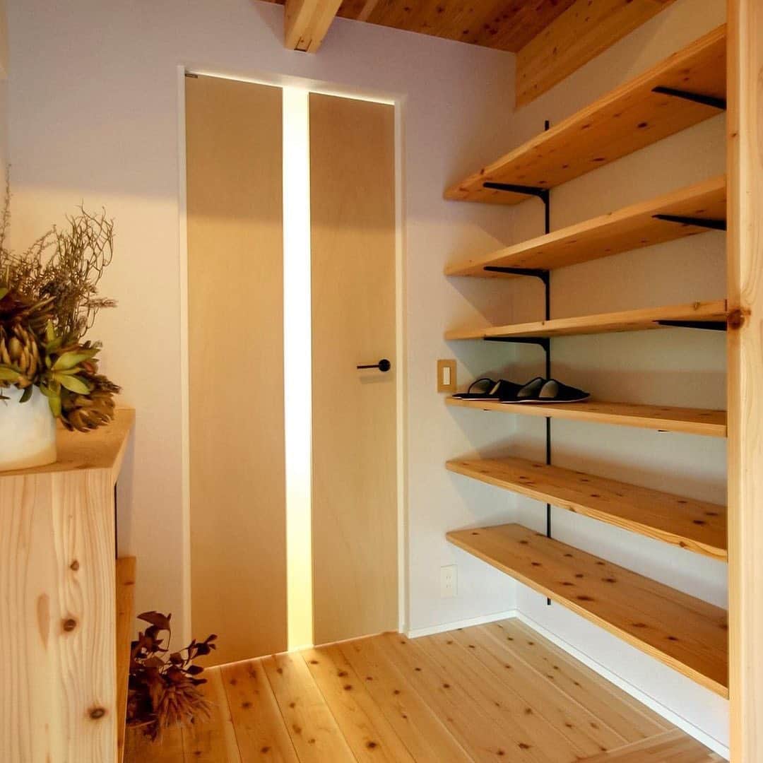 ネキストホームのインスタグラム：「光の筋が通るドア🚪✨ その他の施工事例は　@nexthausdesign1947 からホームページへ行ってチェックしてください😆✨・ - - - - - - - - - - - - - - - - - - - - - ・ 時を超えた、 新しいスタンダード。 #NEXTHAUSDESIGN ・ - - - - - - - - - - - - - - - - - - - - - - - - - - - - more photos → @nexthausdesign1947 - - - - - - - - - - - - - - - - - - - - - - - - - - - - ・ #ネクストハウスデザイン は心地よい#木の家 をお客様と一緒につくる#木造 の#注文住宅 を中心とした、創業1947年に創業した#宇都宮市 の#工務店 です。 ・ 大手ハウスメーカー 等が推奨する、30年ごとに建て替える家ではなく、#無垢材 やモイス などの#自然素材 を使い、そのご家族の#暮らし 方に合わせた#心地よい暮らし をご提案しています。 ・ そんな#家づくり を実際に体感できる#モデルハウス がありますので、ぜひご見学ください。 ・ あなたの理想の#マイホーム の答えが私たちの#家づくり にあります。 ・ #新築 用の#土地探し から#住宅ローン 等の資金計画まで、DMやメール、お電話等でいつでもご相談ください。 ・ #マイホーム計画 中の方は、HPより資料請求して頂ければ、コンセプトブック等をお届けいたします。 ・ ↓のプロフィール欄からHPに移動できます。 ・ - - - - - - - - - - - - - - - - - - - - - @nexthausdesign1947 - - - - - - - - - - - - - - - - - - - - - ・ ・ 施工対応エリア ・ #栃木県 全域 #宇都宮市 #さくら市 #真岡市 #下野市 #日光市 など ・ 車で1時間以内の範囲を主に施工エリアとしていますが、それ以外の地域の方もお気軽にご相談ください。 - - - - - - - - - - - - - - - - - - - - - このインスタの管理人は世界を変える住宅屋 @mizonobe です。 家づくりに関することも、そうで無いことも ご相談お待ちしてます！」