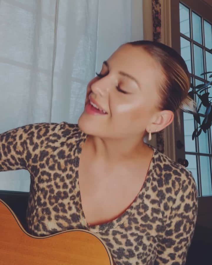 Kelsea Balleriniのインスタグラム：「for those missing Sunday Fundays during dry January 🍷😂」