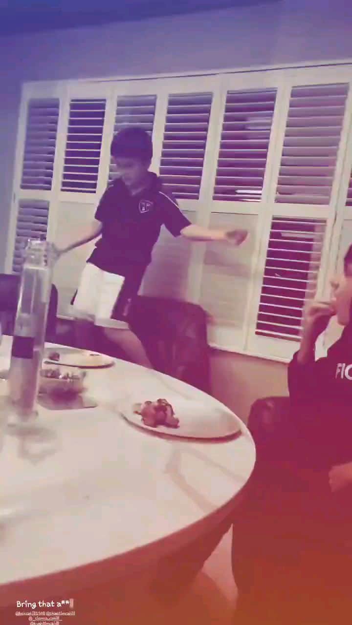 ティム・ケーヒルのインスタグラム：「DINNER TIME is always fun 🤣🤣🤣 Always make time to laugh and smile 💙 @cruz.cahill @shaetimcahill #familytime」