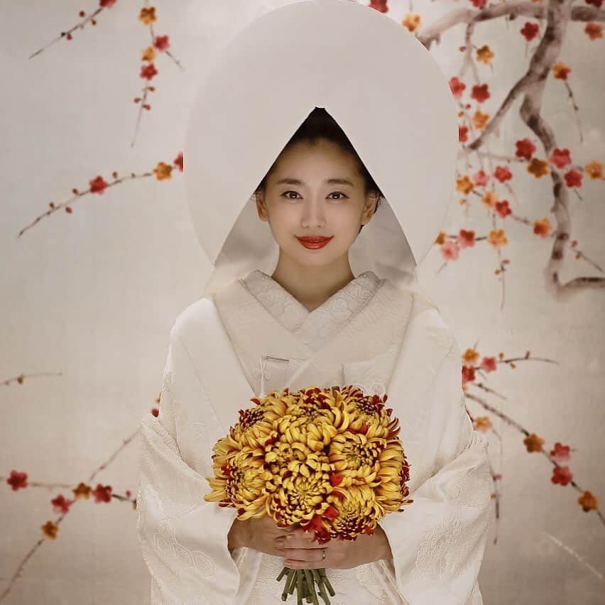 The KAMAKURA WEDDINGのインスタグラム：「正絹の艶やかな白無垢には、花嫁の幸せを願う繊細な刺繍が織り込まれ、ひきこまれるほど上品な装い。花嫁の愛らしさを感じるアンティークな菊のクラッチブーケがアクセントに。」