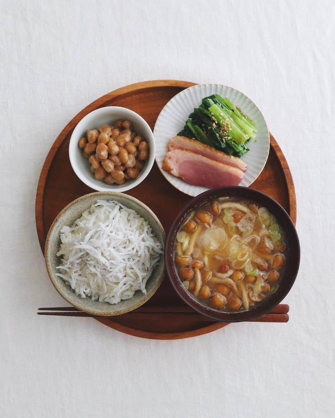 樋口正樹さんのインスタグラム写真 - (樋口正樹Instagram)「Today's breakfast . 今朝は炊き立てご飯に しらす、なめこ味噌汁、 納豆、小松菜のお浸し、 東金屋の合鴨スモーク。 . . . #朝ごはん #朝食 #釜揚げしらす #しらすご飯 #なめこの味噌汁 #小松菜のお浸し #大粒納豆 #合鴨スモーク #早起き #早起き生活 #早起きは三文の徳 #japanesebreakfast #japanesefood」1月25日 7時18分 - higuccini