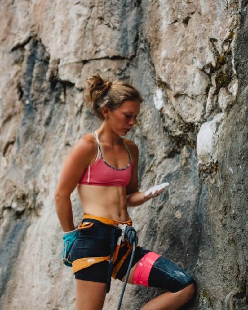 チェルシー・ルーズのインスタグラム：「Dear Body -   I recently verbally stated how gross you were. You still have betadine (I think) stained on your surgical shoulder (as well as your surgeon’s initials in purple ink), hairy legs and armpits (which aren’t gross, but just not a personal preference), and an increasingly worsening rash, but thankfully seems to be better today. Let’s not forget the left shoulder that is restricted from actively moving on its own terms for now. And yea, you kinda smell, too.   When I caught myself saying this aloud, I stopped immediately and felt quite guilty for insulting you based on things outside of your control. I knew I needed to be more kind to you - so I reframed my dialogue.   First, I am so thankful for you and how resilient you are. Sometimes it’s easy for me to forget or lose sight of, but wow. You’ve done so many things in this lifetime that I’m proud of, so thank you. Second of all, while this time right now has been shitty primarily because of this rash, it’s been nice to just be with you and practice our mental fortitude. We still have some weeks/months before we will be climbing again, but that’s ok. We have a lot of other focuses we get to hone in on and as of today I’m SO EXCITED to get started on.  So I’ll leave this with a big thank you for being resilient, bad ass, imperfect in the best of ways, and fighting alongside me. You’re the greatest.   Warmly, Chelsea  @alexaristei photo #1」